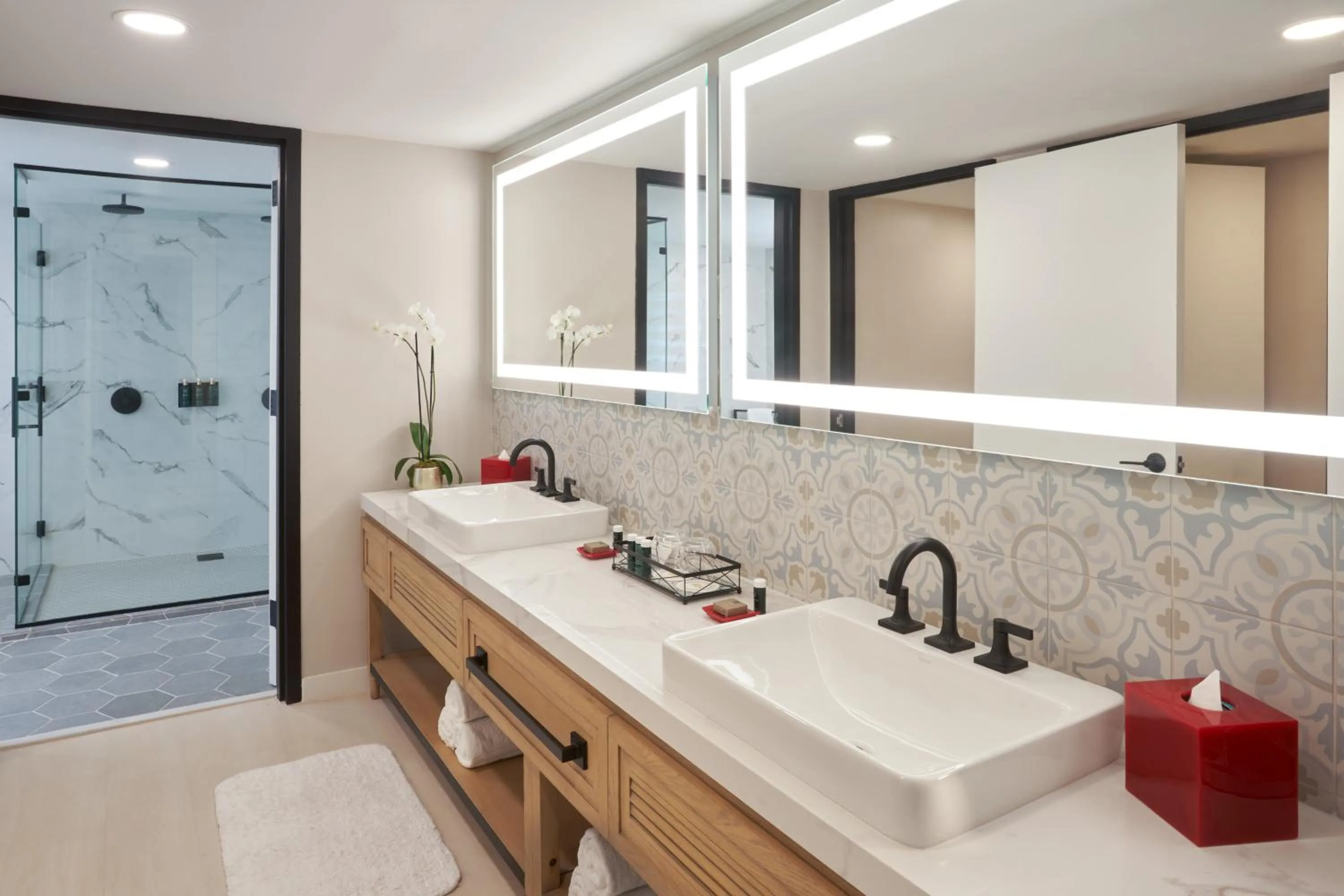 Shower in Hotel Rumbao, a Tribute Portfolio Hotel