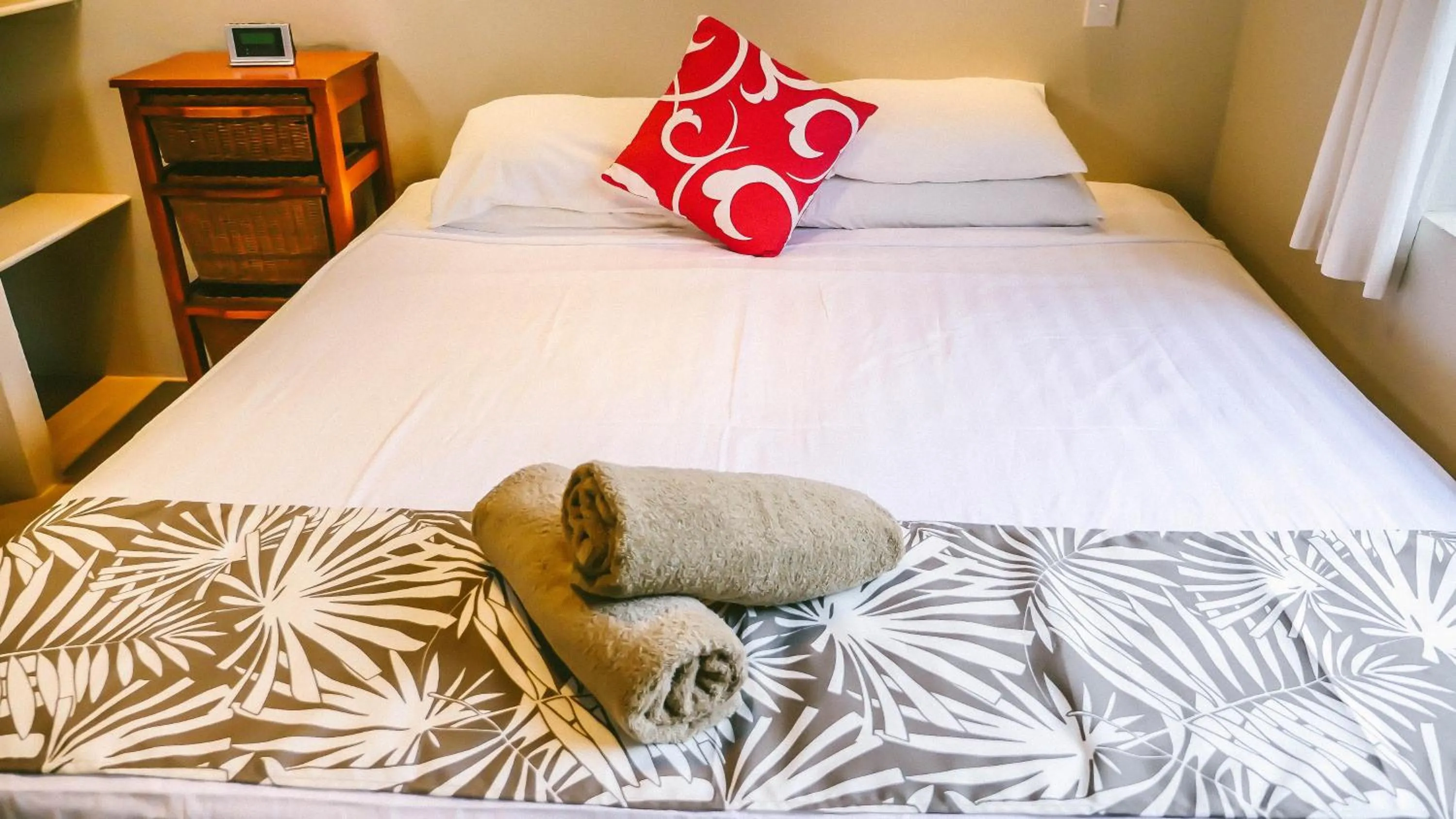 Bedroom, Bed in Muri Beach Resort