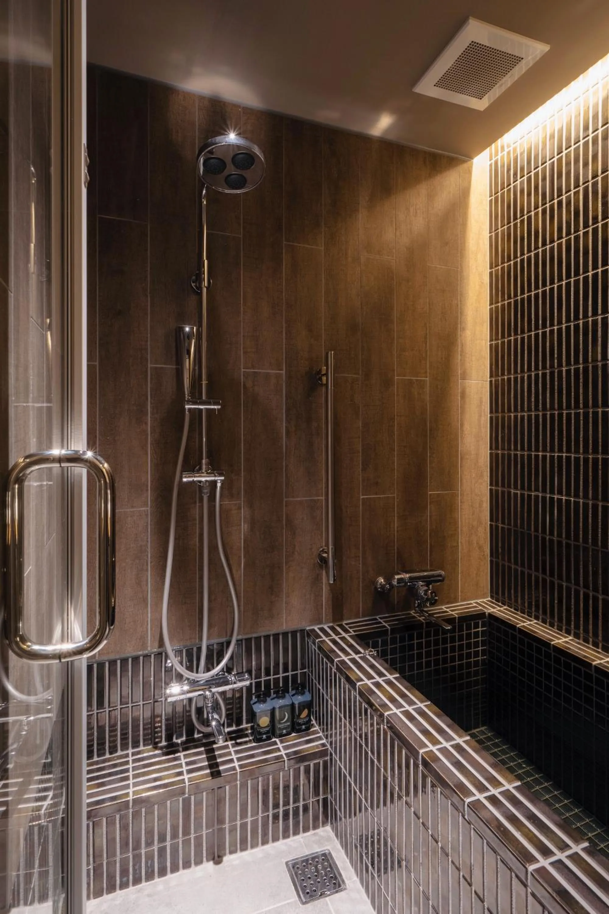 Hot Tub in THE MACHIYA KAZAHAYA