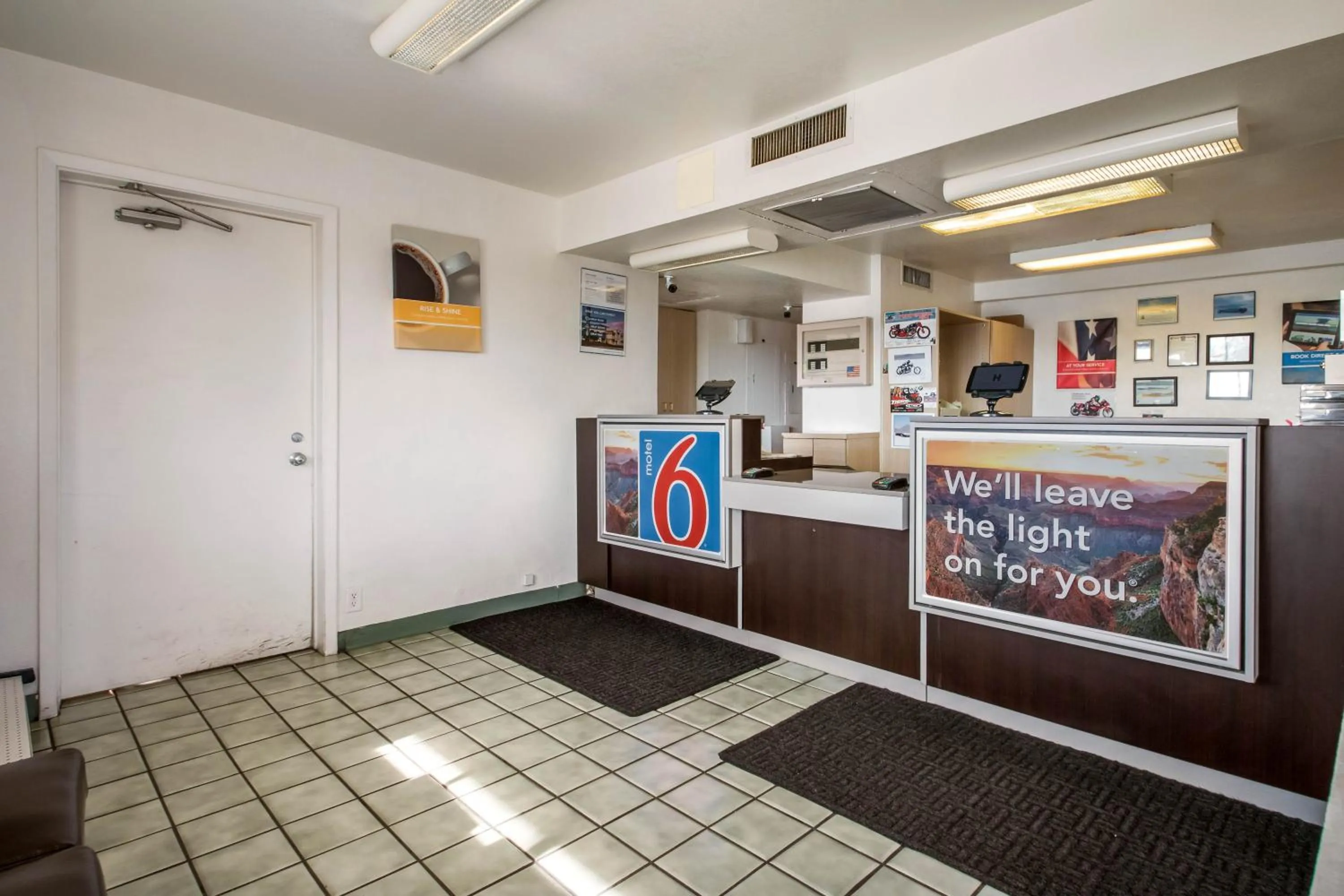 Lobby or reception in Motel 6 Wendover