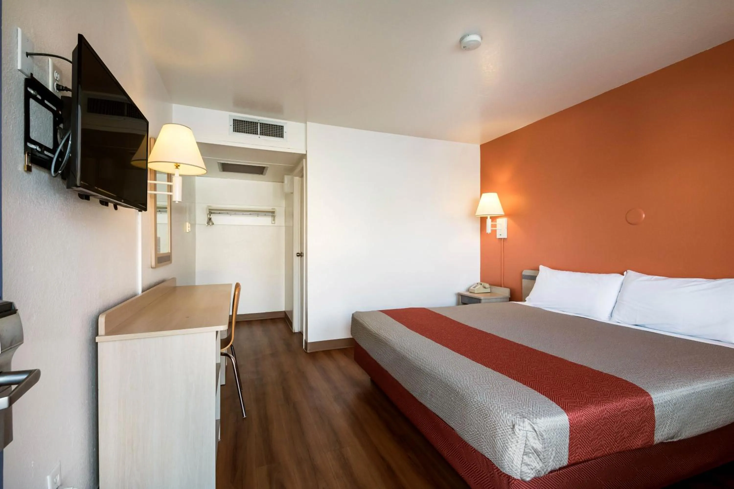 Bedroom, Bed in Motel 6 Wendover