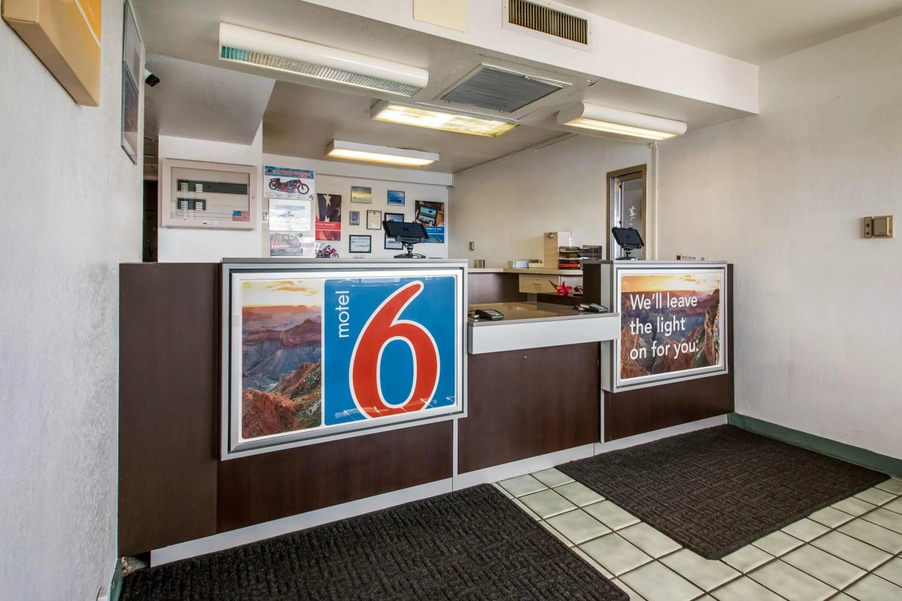 Lobby or reception in Motel 6 Wendover