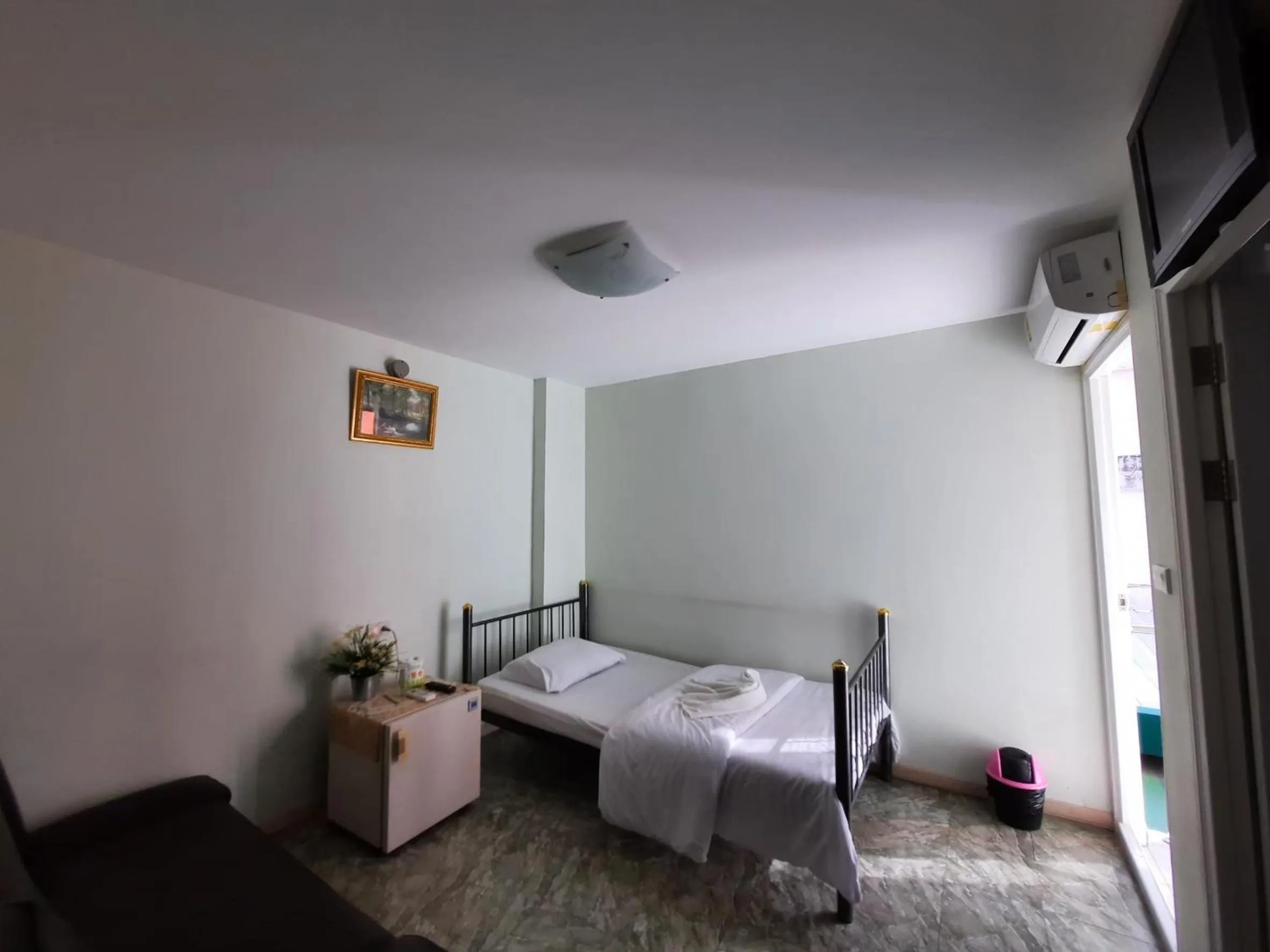 Photo of the whole room in SP Park Thaphra