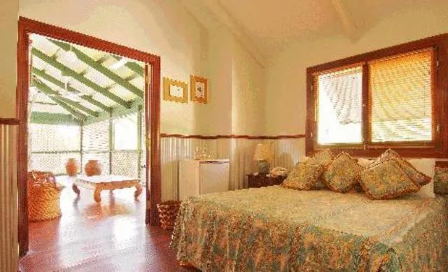 Bedroom, Bed in Pinctada McAlpine House