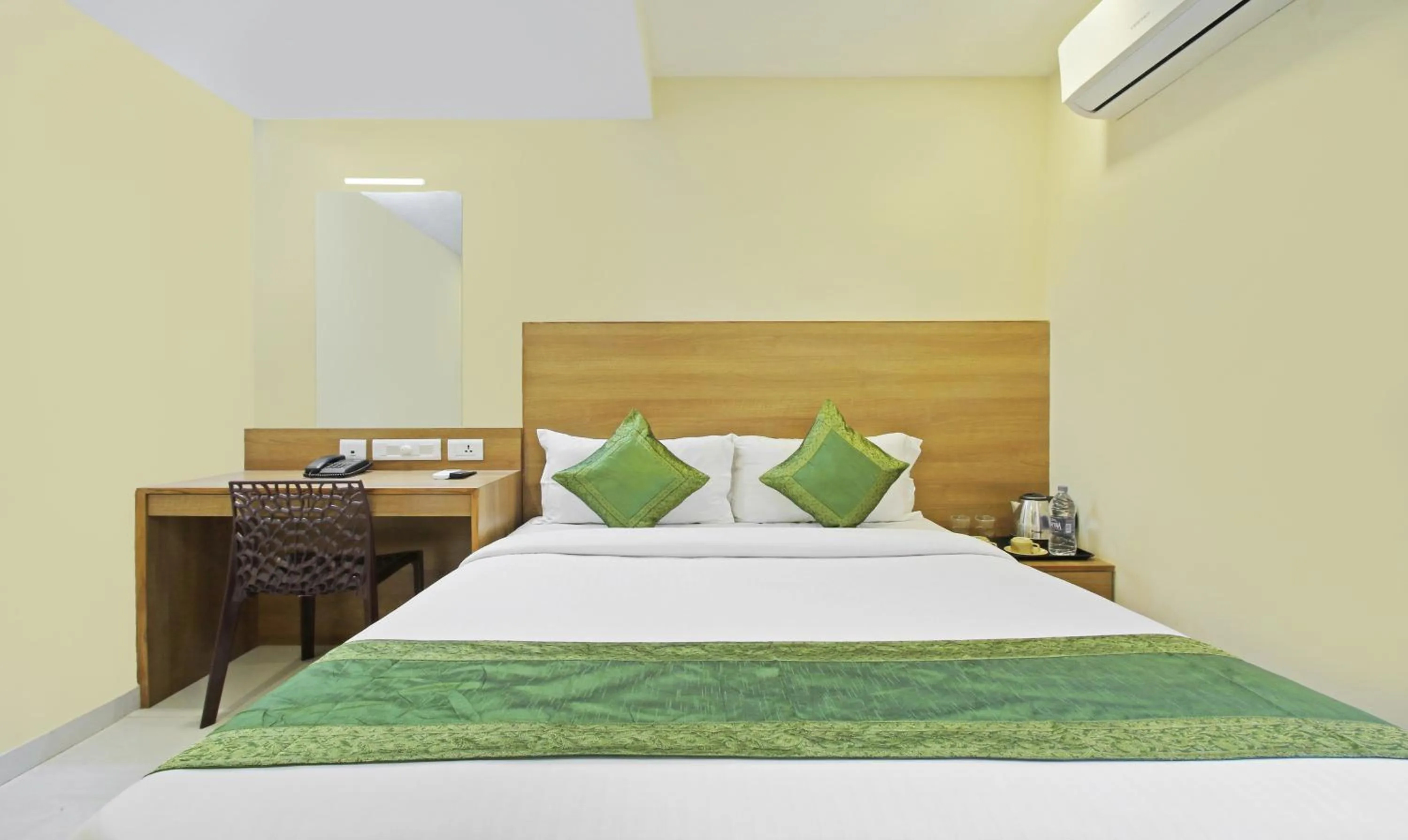 Bedroom, Bed in Itsy Hotels Jansi Residency