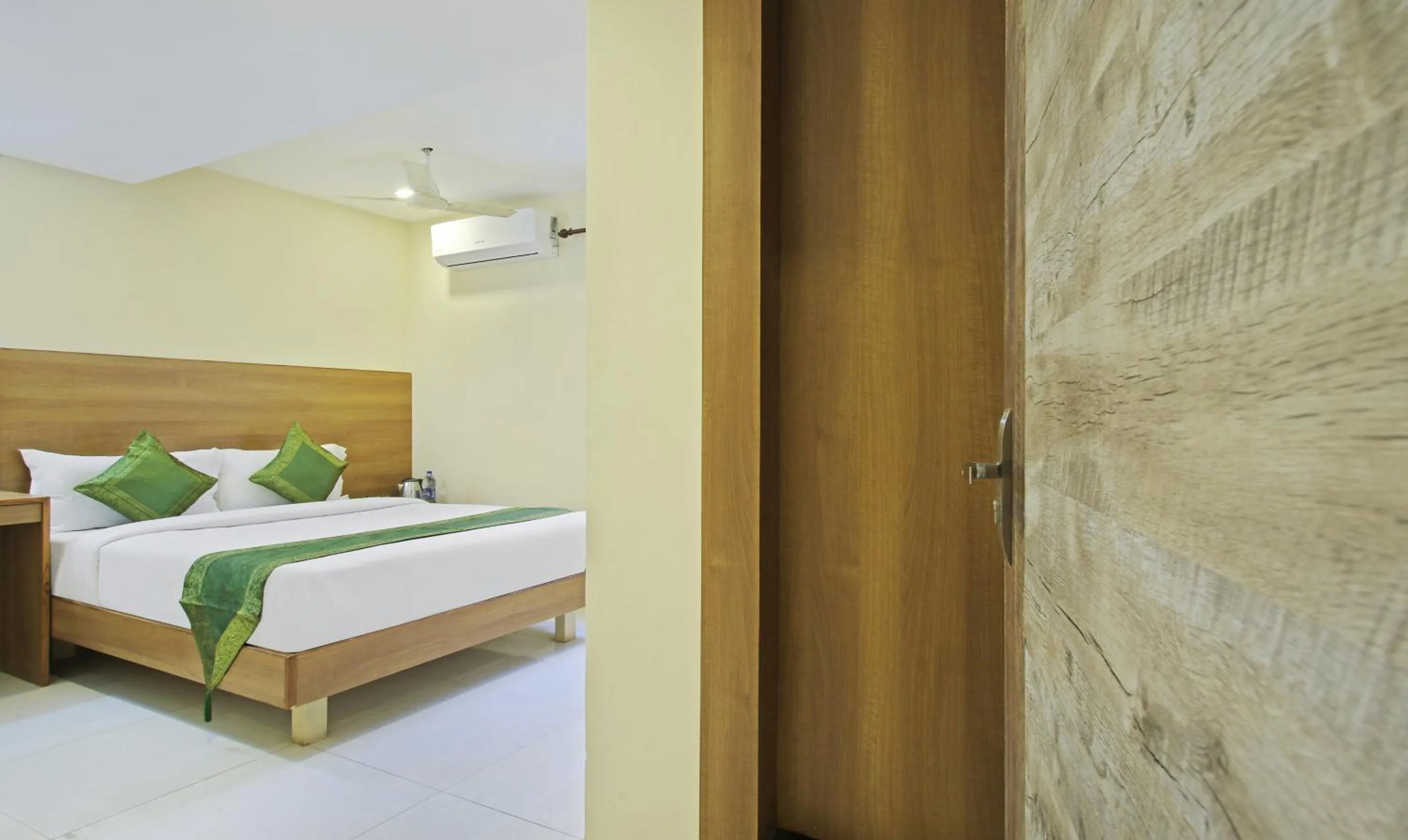 Bedroom, Bed in Itsy Hotels Jansi Residency