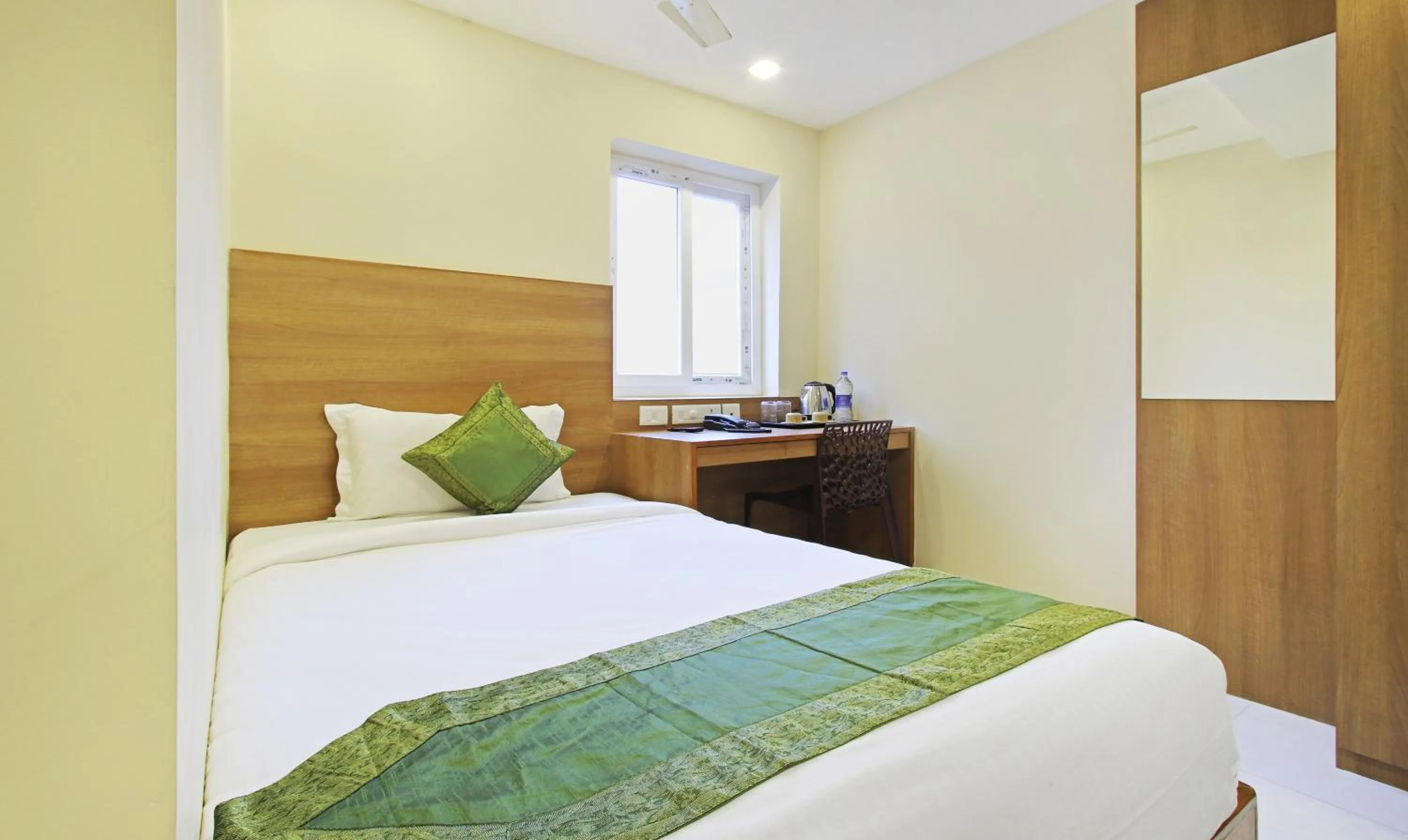 Bedroom, Bed in Itsy Hotels Jansi Residency