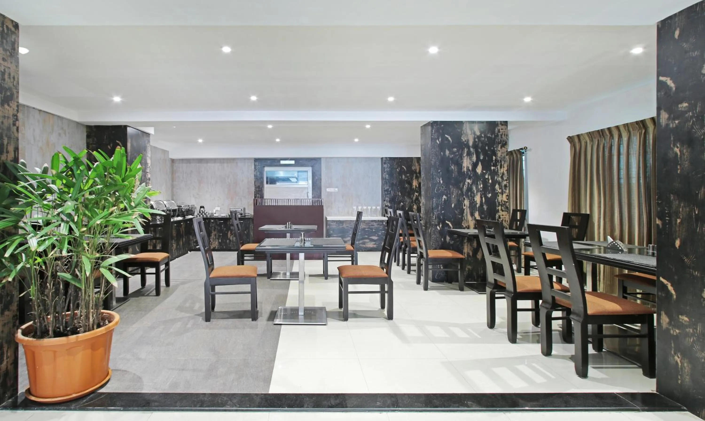 Restaurant/places to eat in Itsy Hotels Jansi Residency