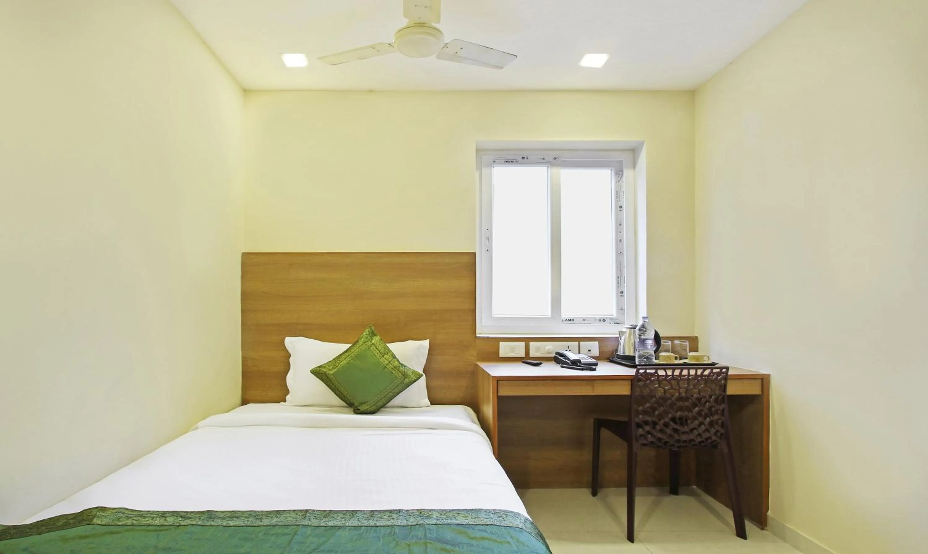Bedroom, Bed in Itsy Hotels Jansi Residency