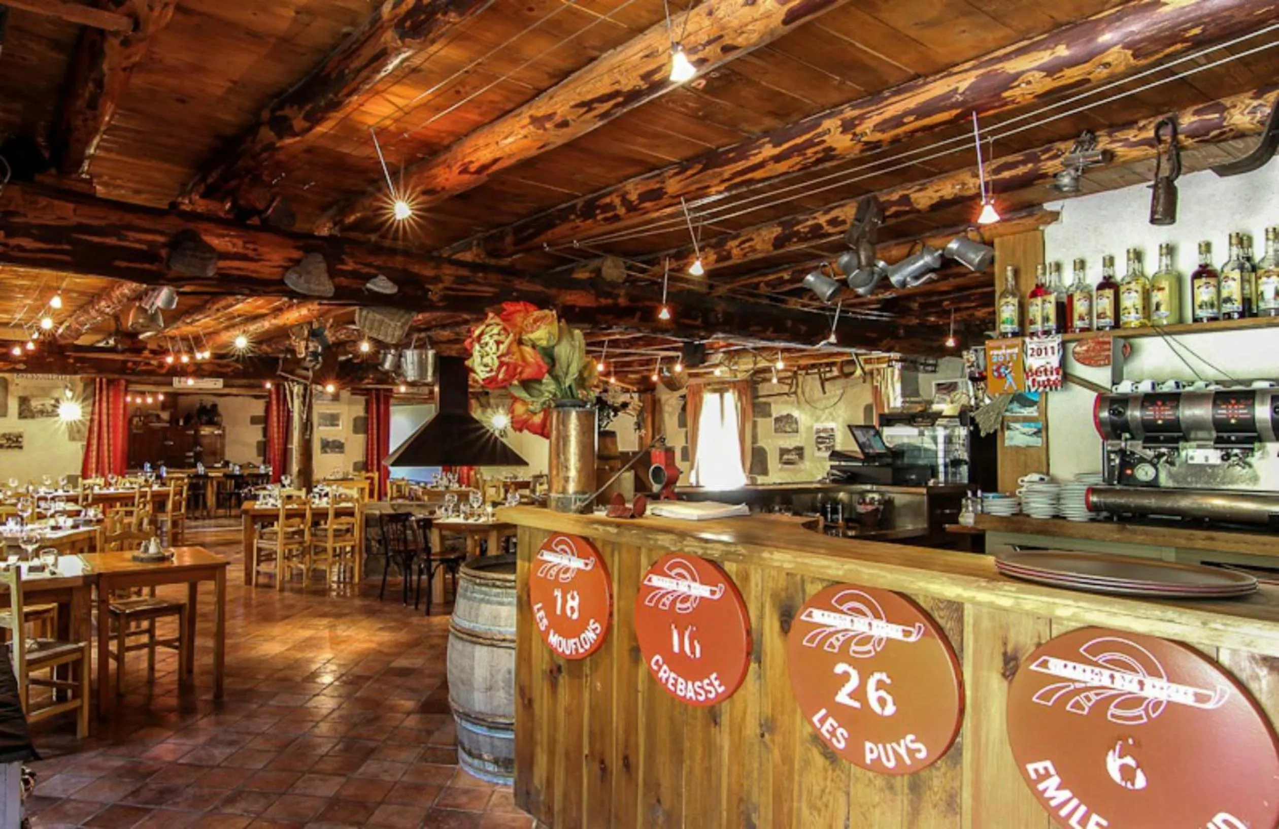Restaurant/places to eat in Aux 500 Diables Eco Lodge - Hotel