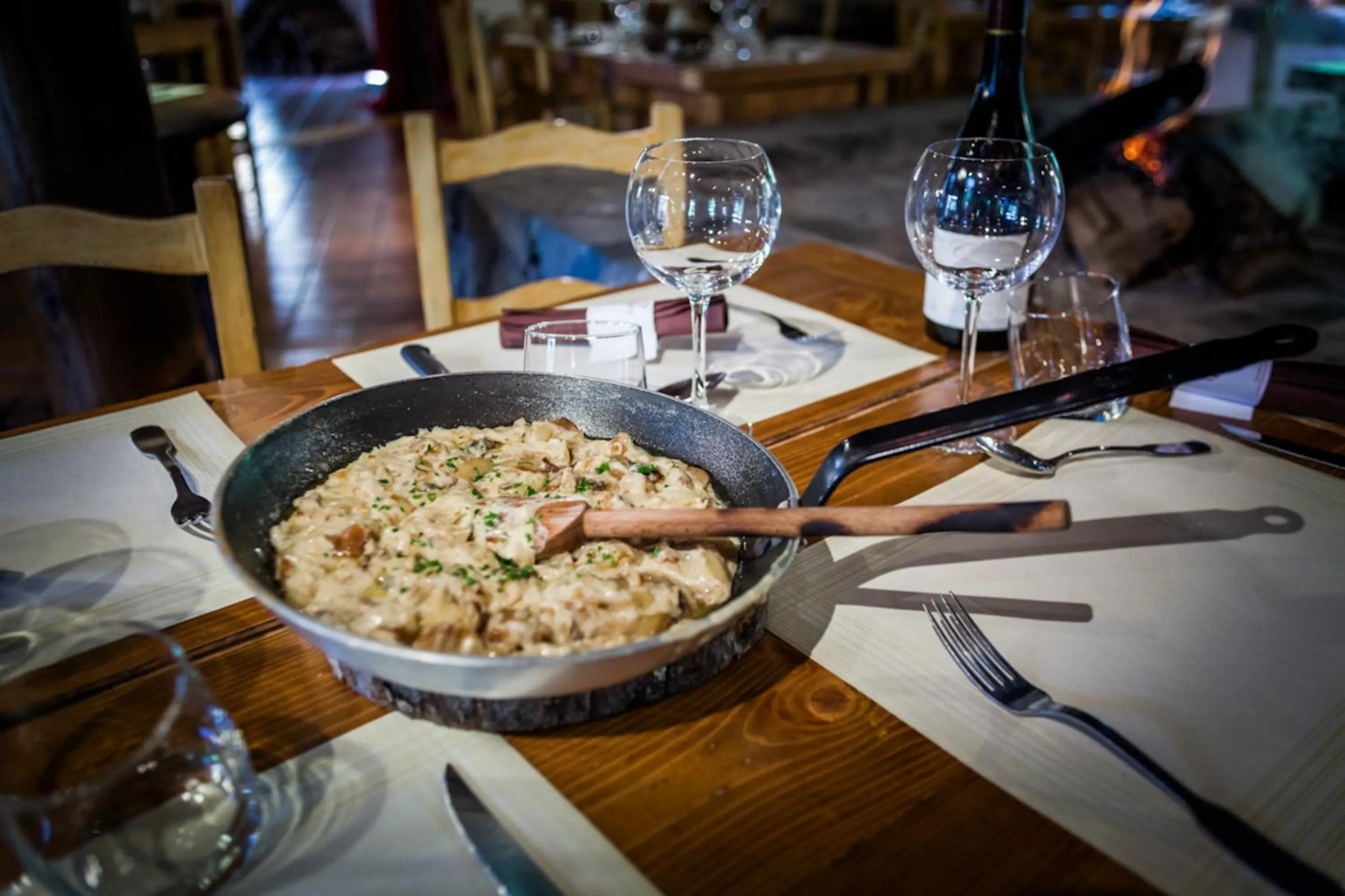 Restaurant/places to eat in Aux 500 Diables Eco Lodge - Hotel