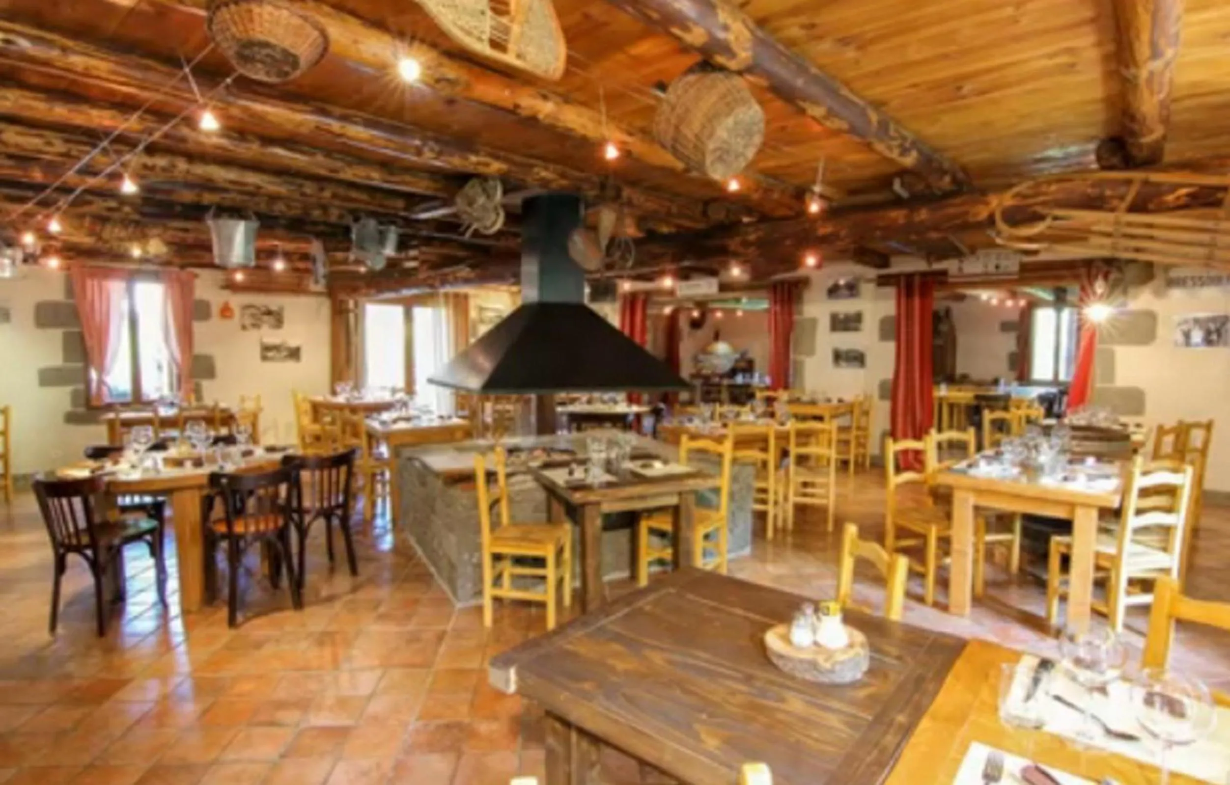 Restaurant/places to eat in Aux 500 Diables Eco Lodge - Hotel