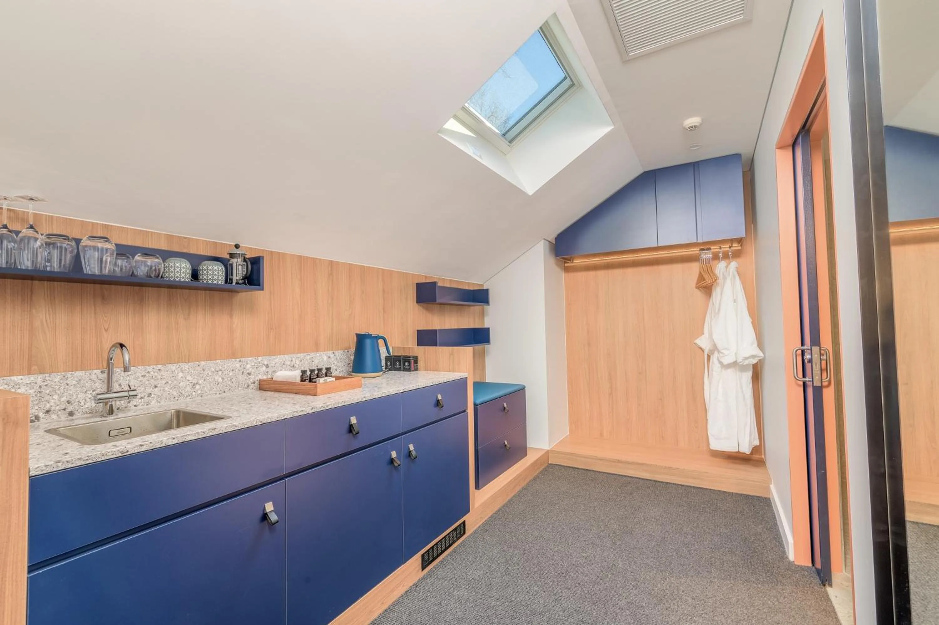 Coffee/tea facilities, Bathroom in Byng Street Boutique Hotel