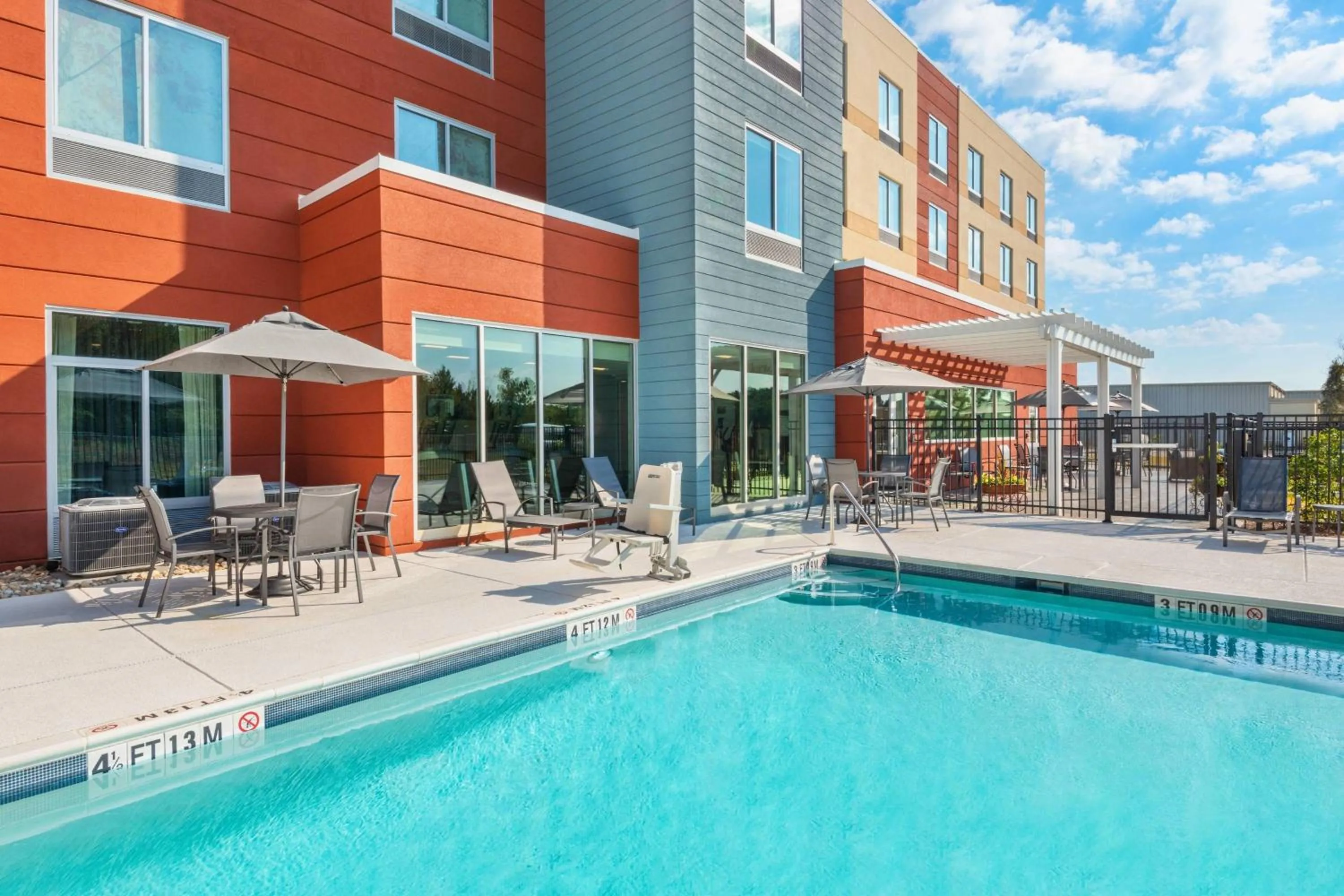Swimming pool in Fairfield Inn & Suites Santee