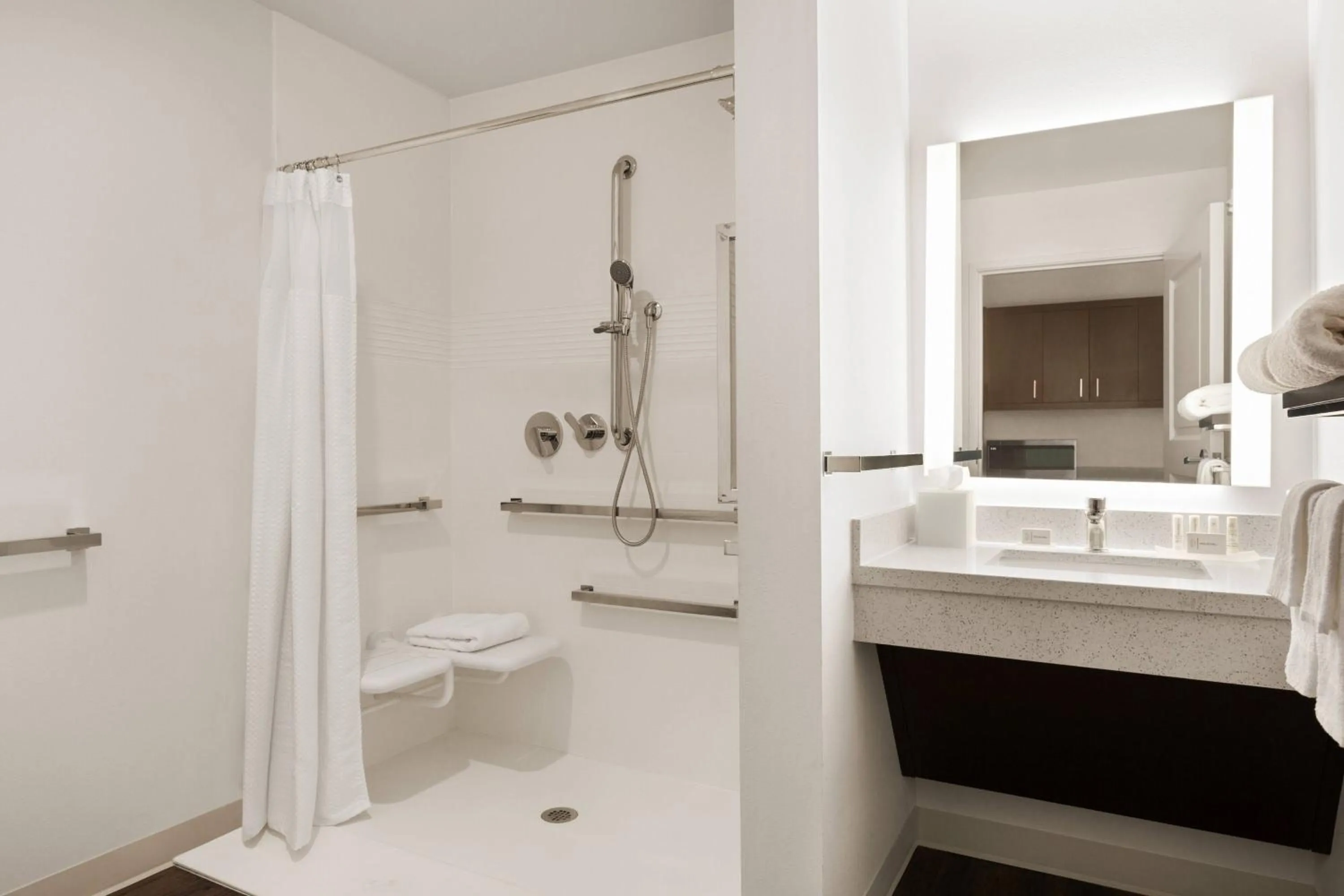 Bathroom in TownePlace Suites Cedar Rapids Marion