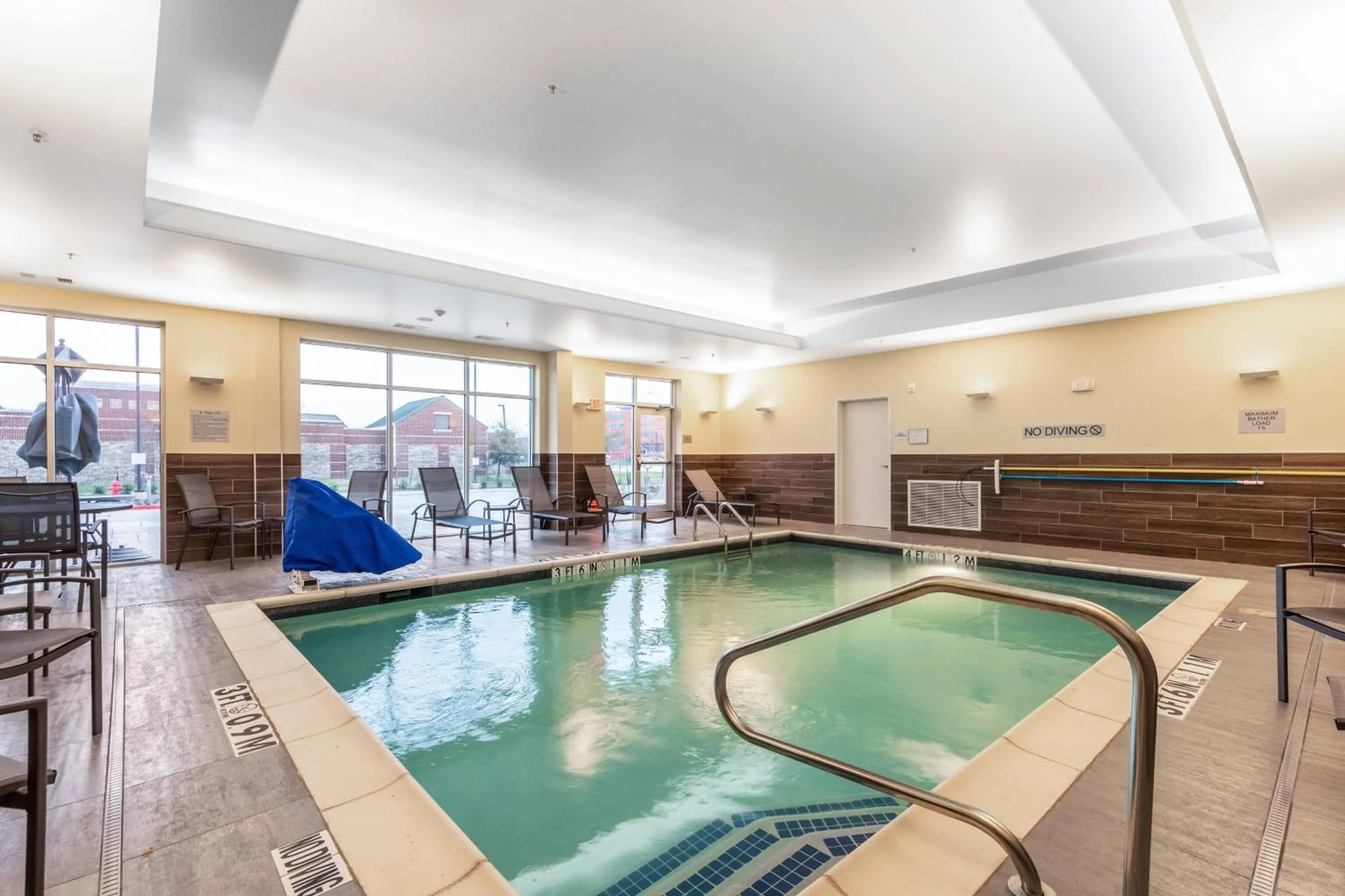 Swimming pool in Fairfield Inn & Suites by Marriott Dallas DFW Airport North Coppell Grapevine