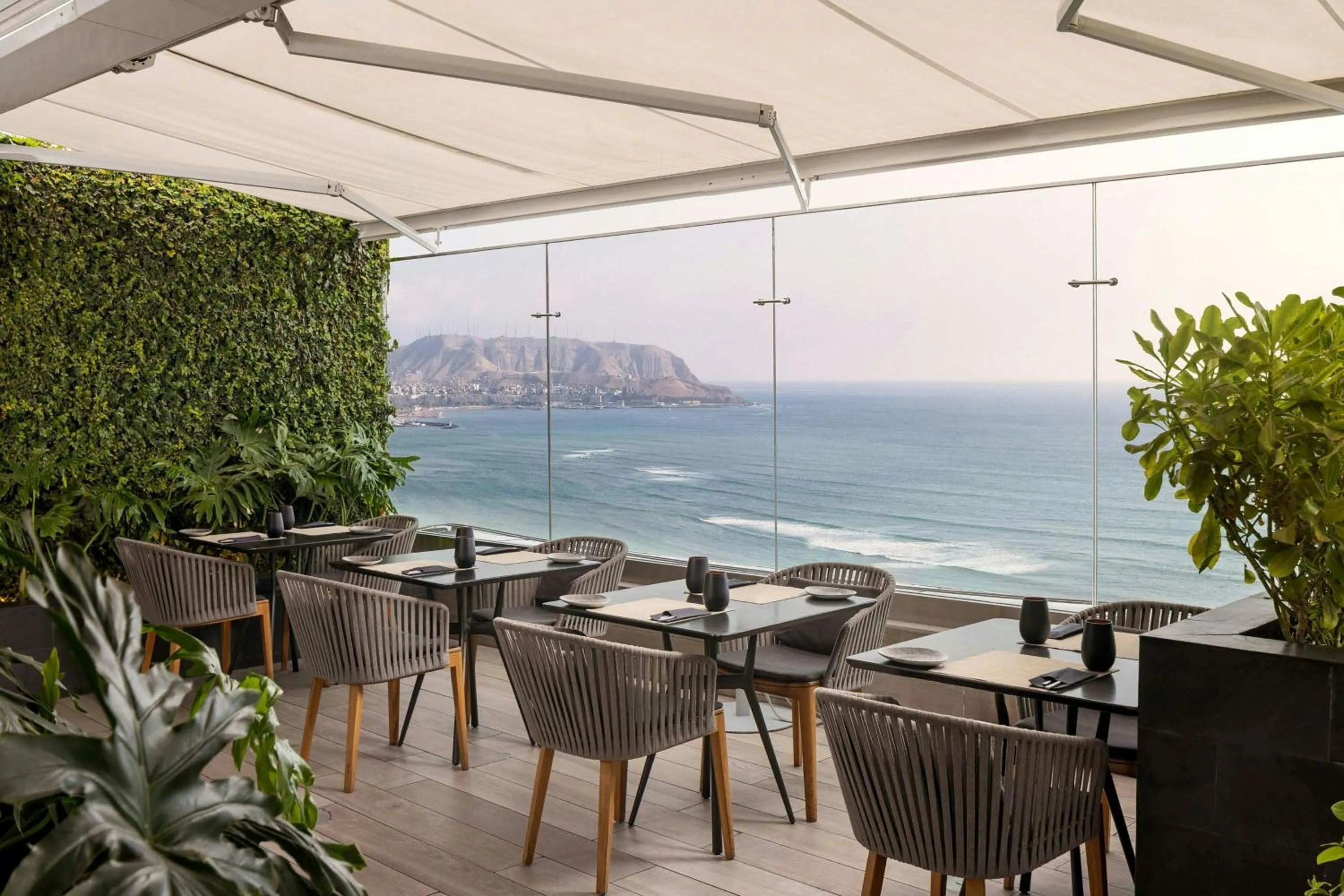 Restaurant/places to eat in AC Hotel by Marriott Lima Miraflores