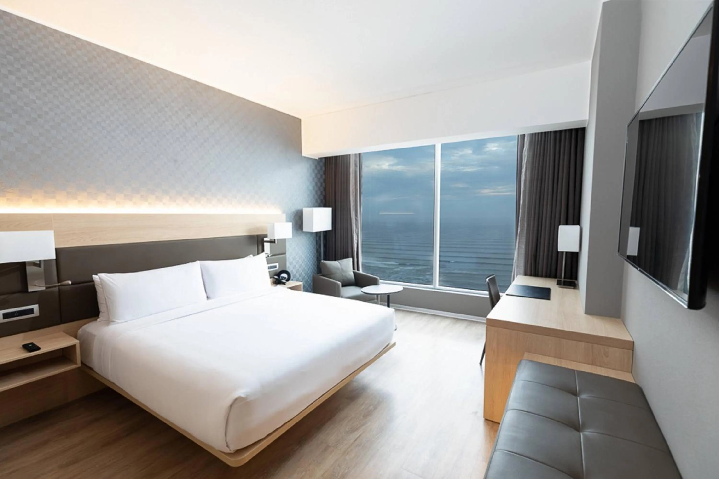 Ocean Deluxe, Deluxe Guest Room, 1 King, Oceanfront in AC Hotel by Marriott Lima Miraflores