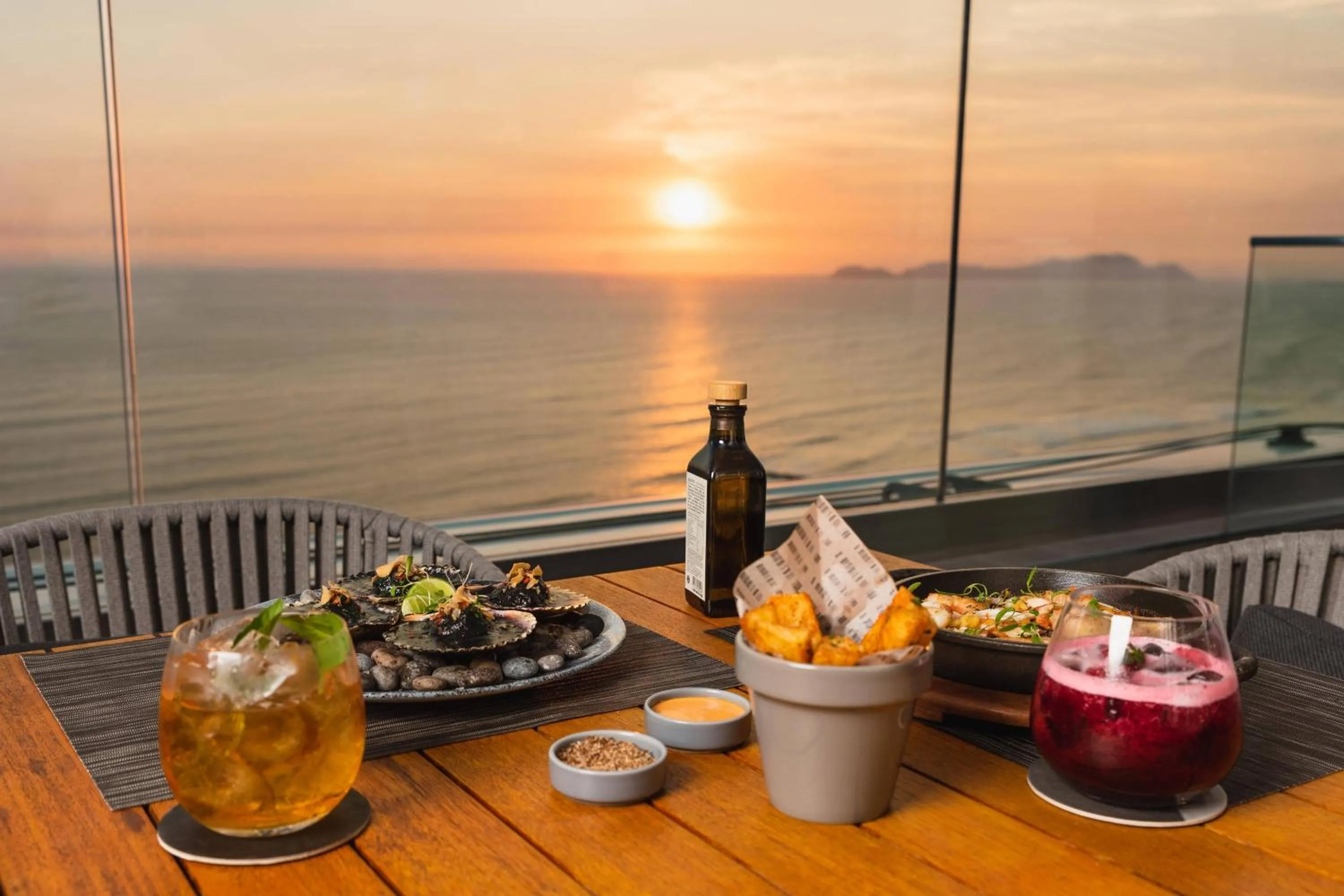 Restaurant/places to eat in AC Hotel by Marriott Lima Miraflores