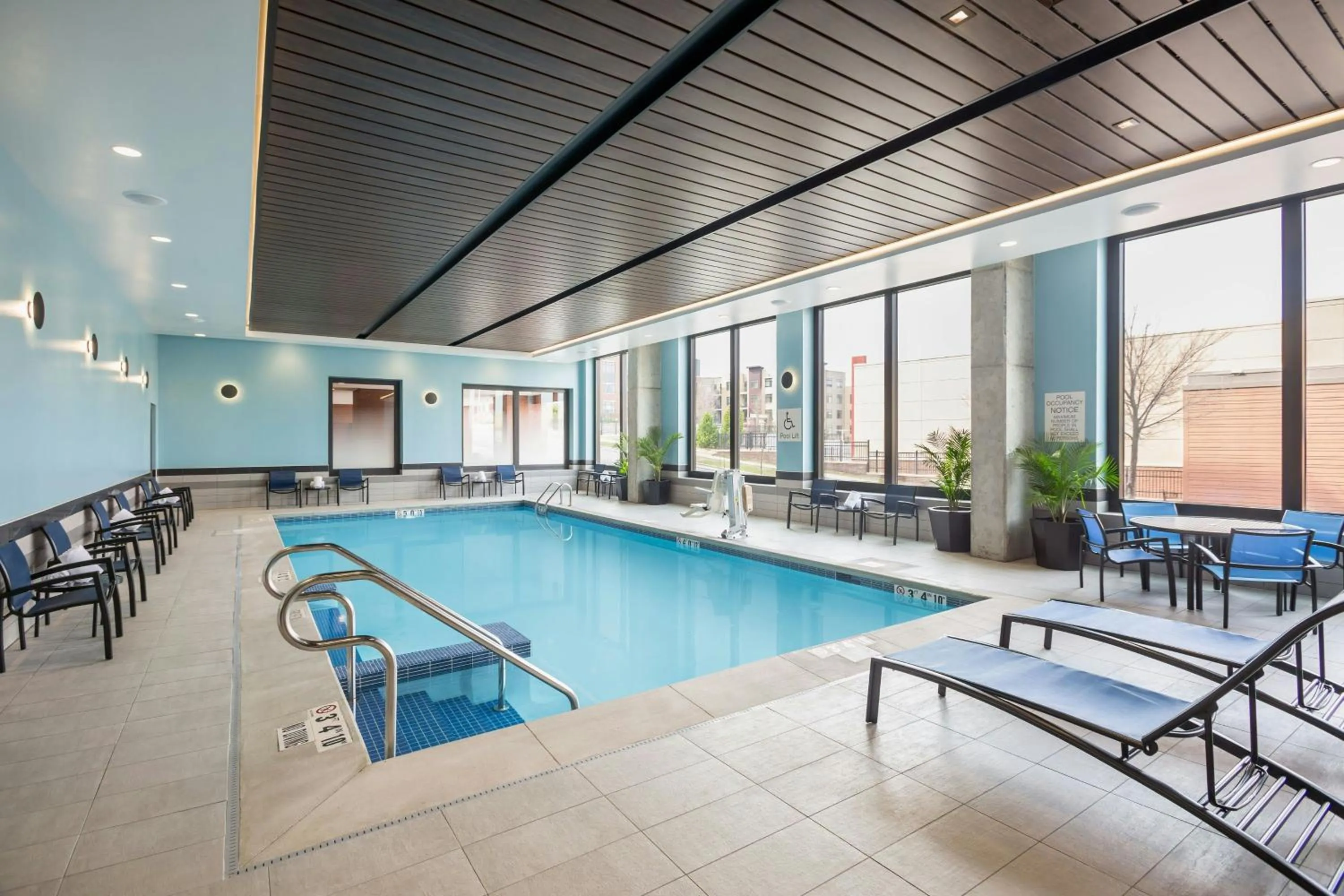 Swimming pool in SpringHill Suites Madison