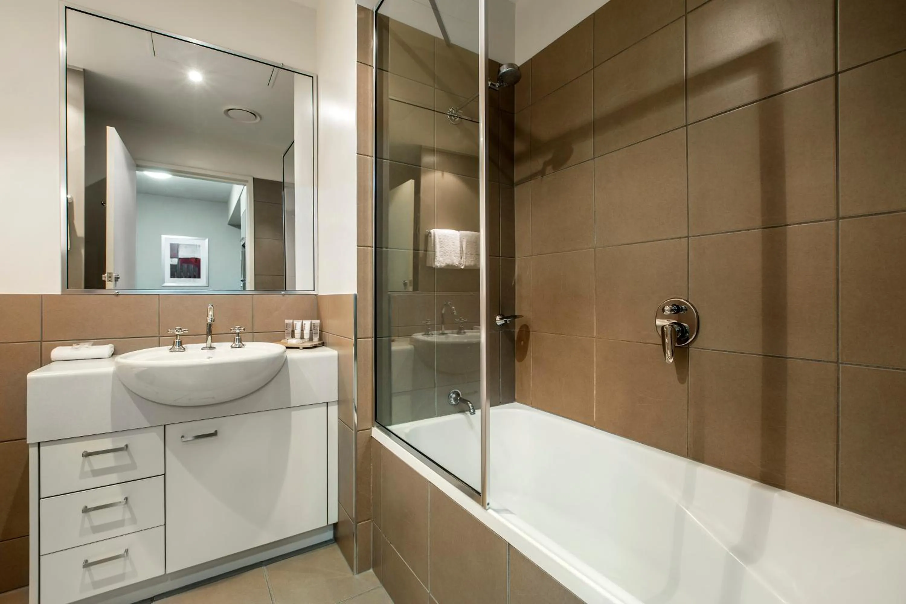 Shower in Gladstone Downtown Central Apartment Hotel Official