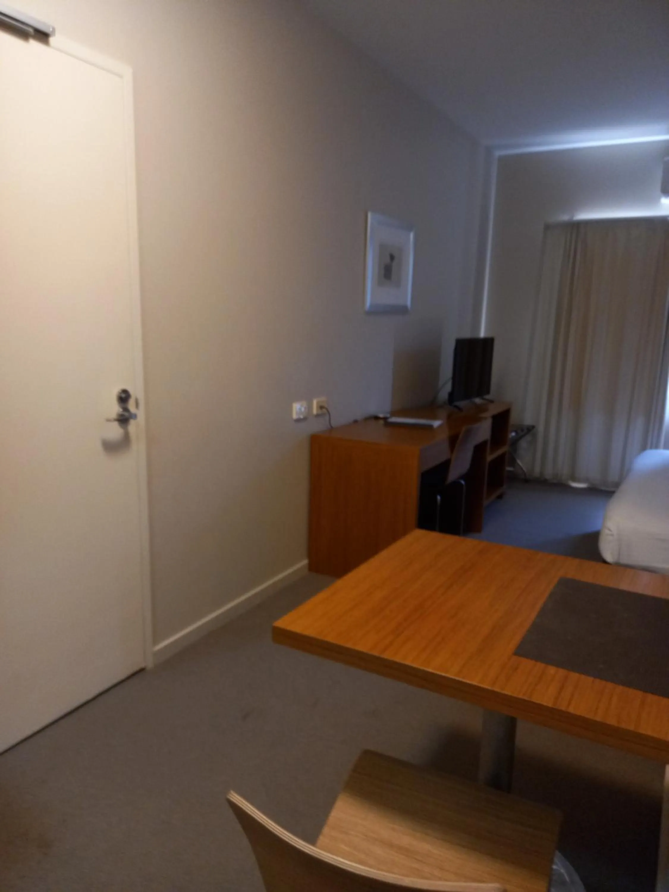 Dining area, Bed in Gladstone Downtown Central Apartment Hotel Official