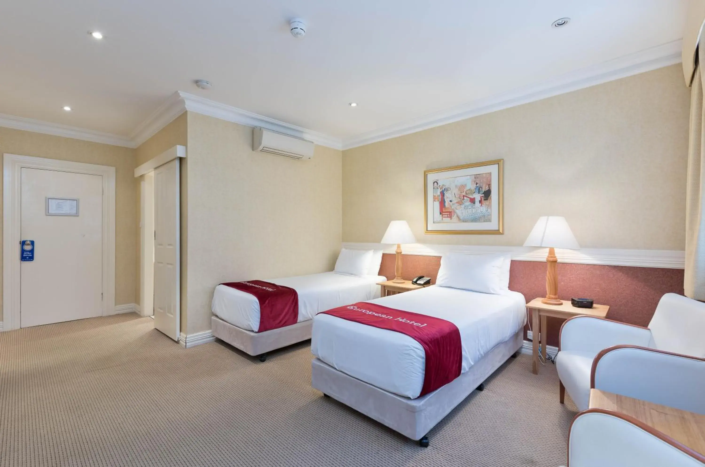 Superior Twin Room in European Hotel Superior Twin Room in European Hotel