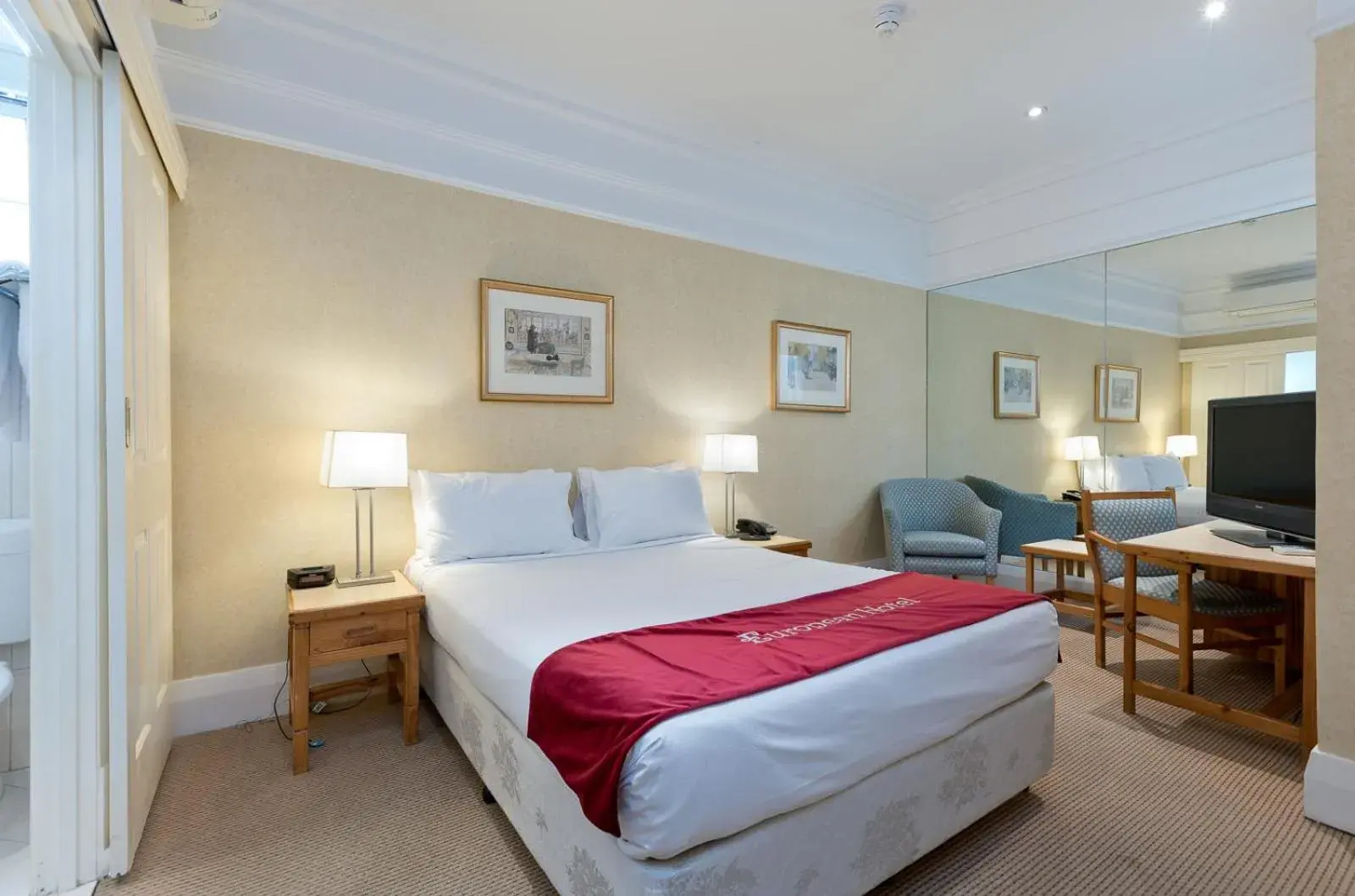 Standard Queen Room in European Hotel Standard Queen Room in European Hotel