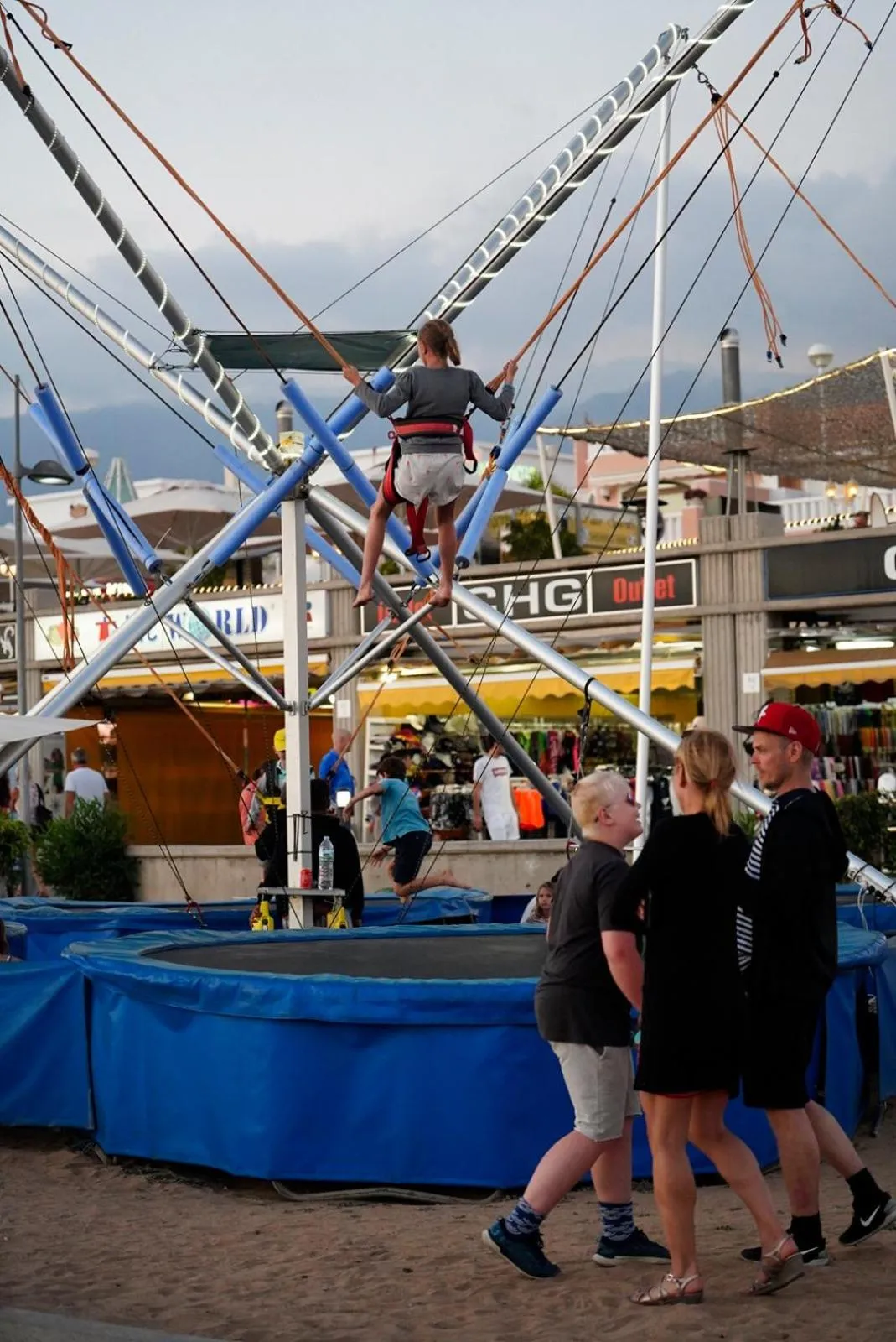 People in Comodoro Estudio Vista Mar Explotaciones Ravel