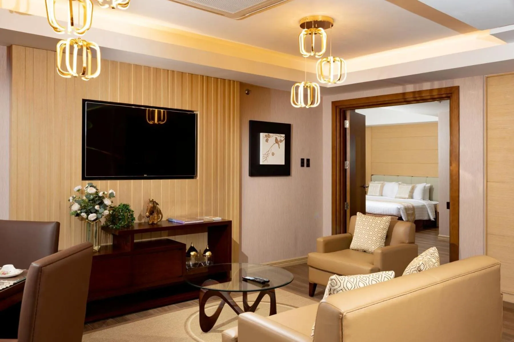 Living room in Best Western Plus Metro Clark