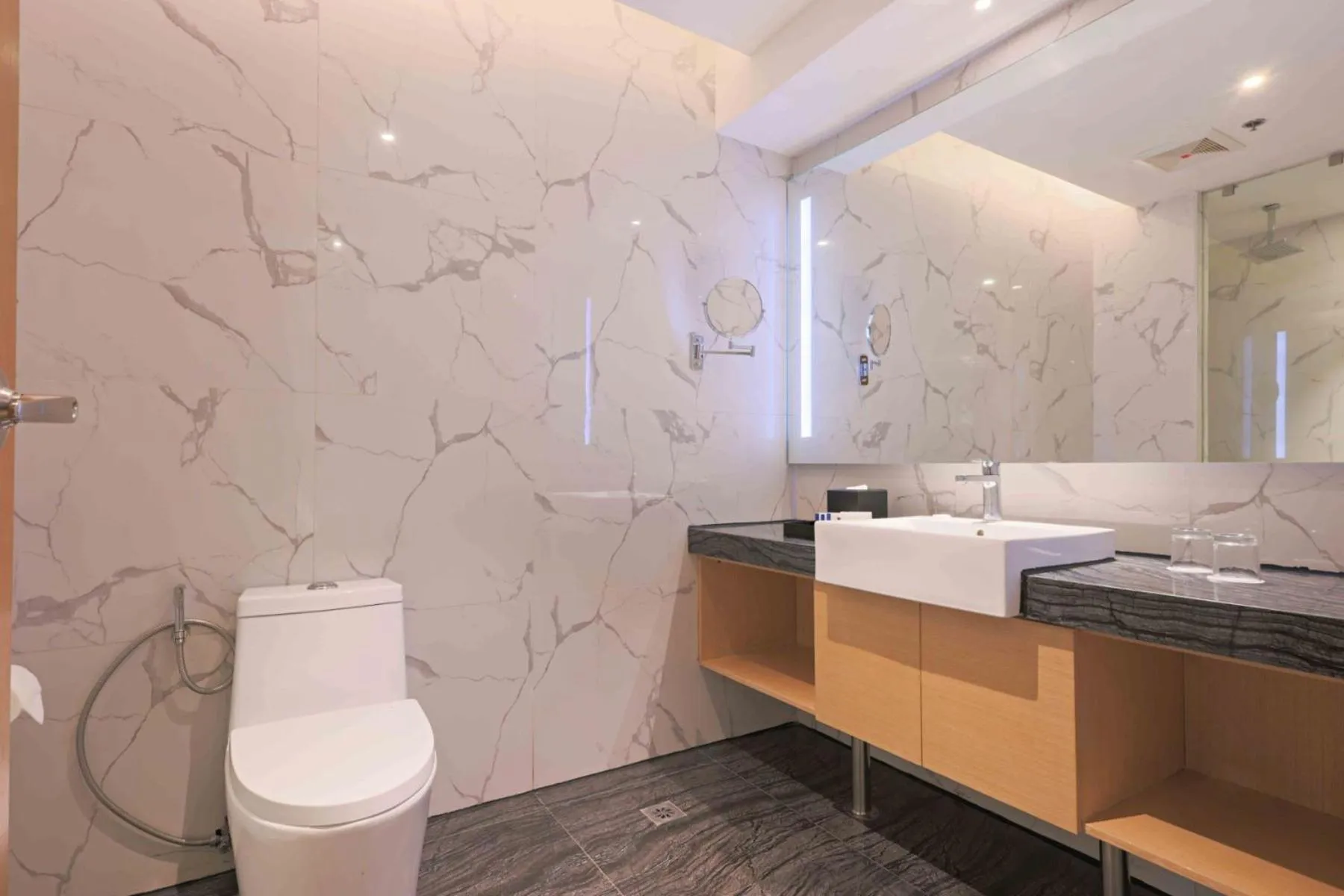 Bathroom in Best Western Plus Metro Clark