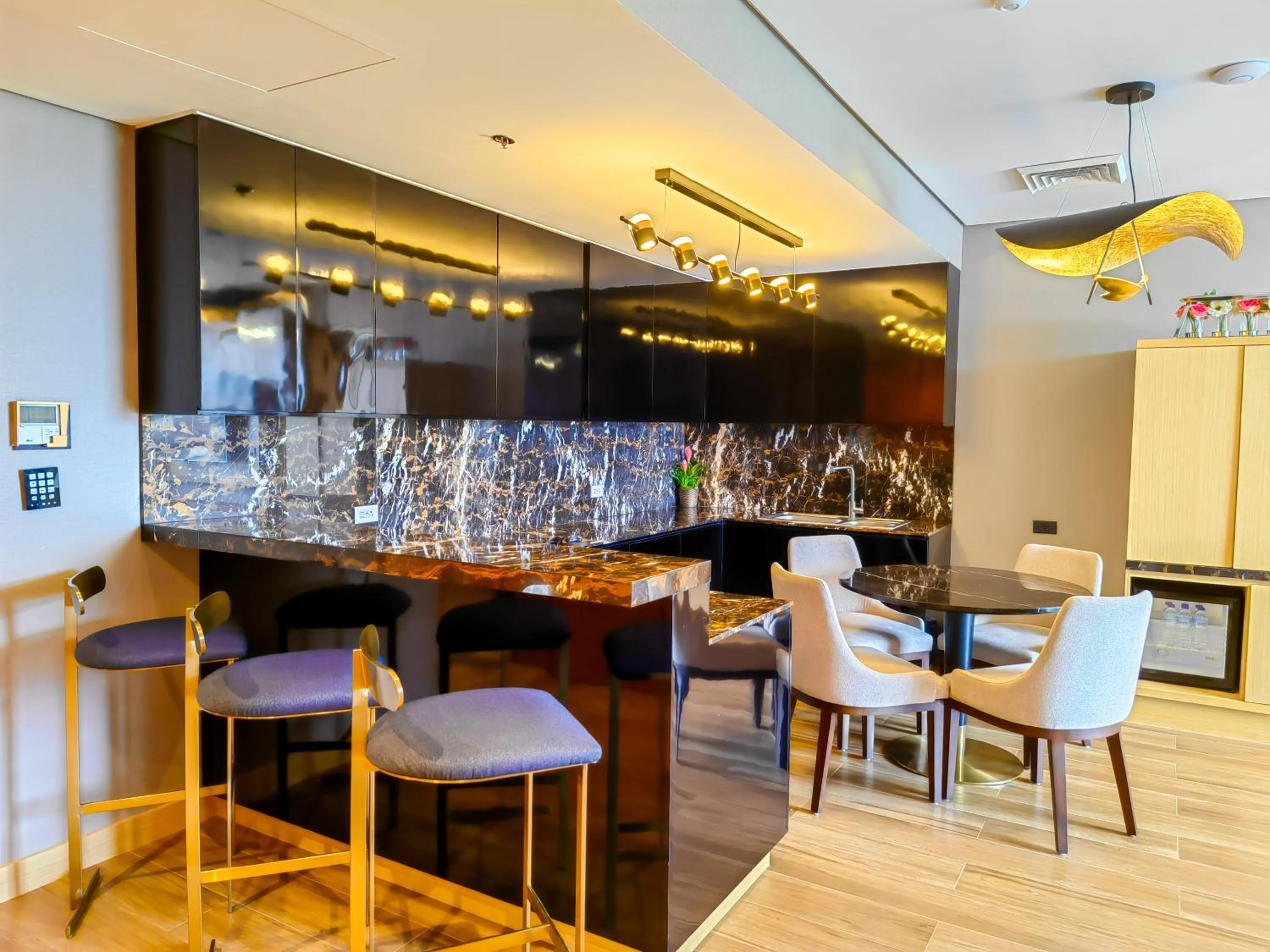 Dining area in Best Western Plus Metro Clark