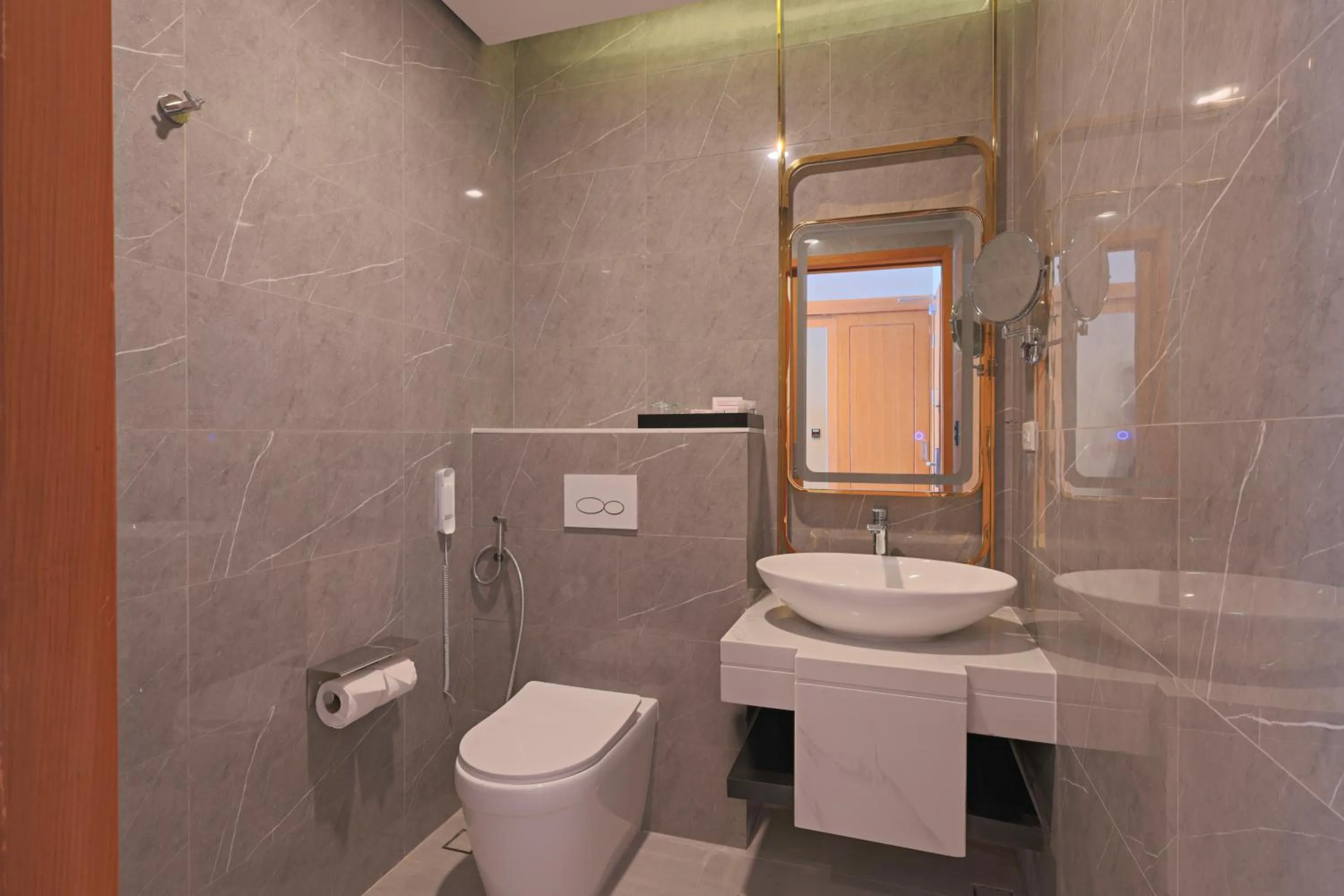 Bathroom in Best Western Plus Metro Clark