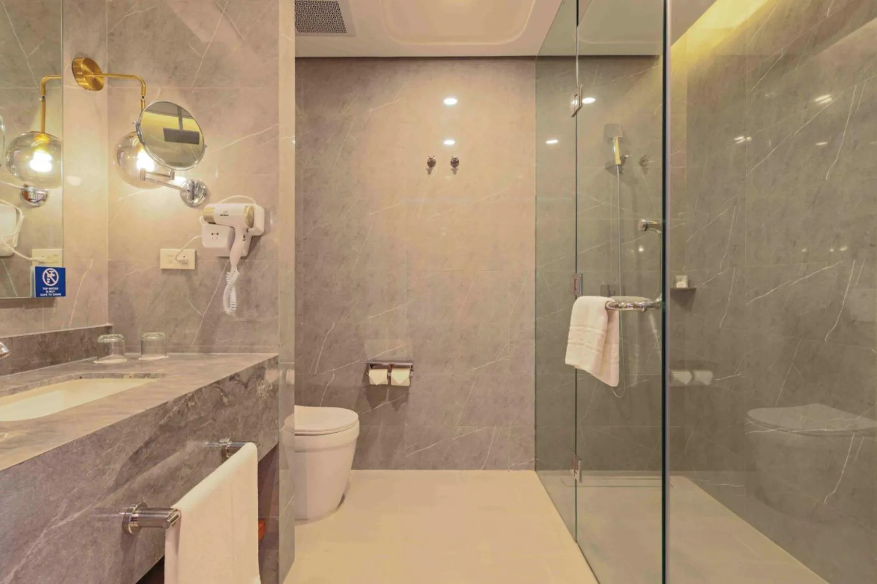 Bathroom in Best Western Plus Metro Clark