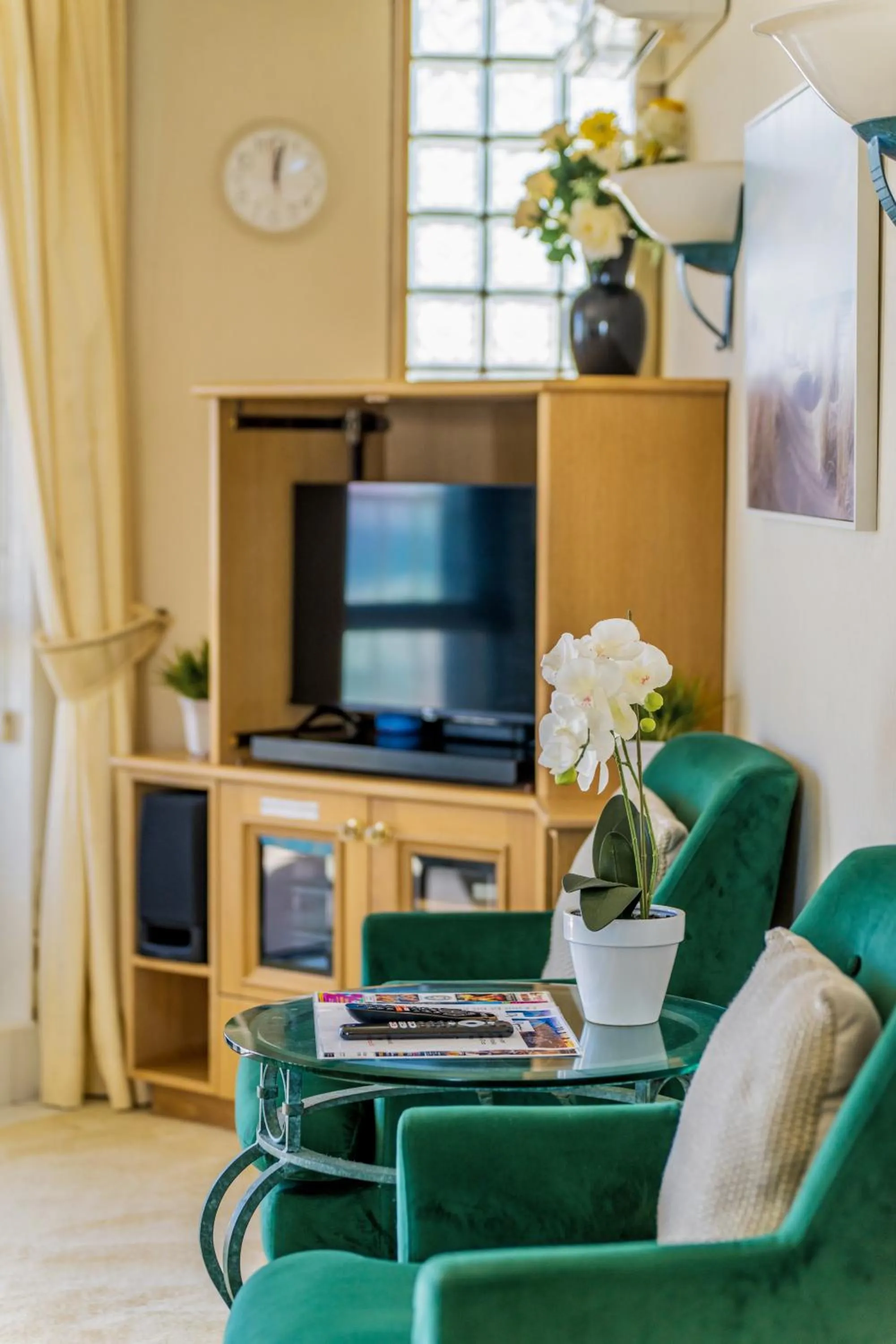 Living room in Olympus Beachfront Apartments