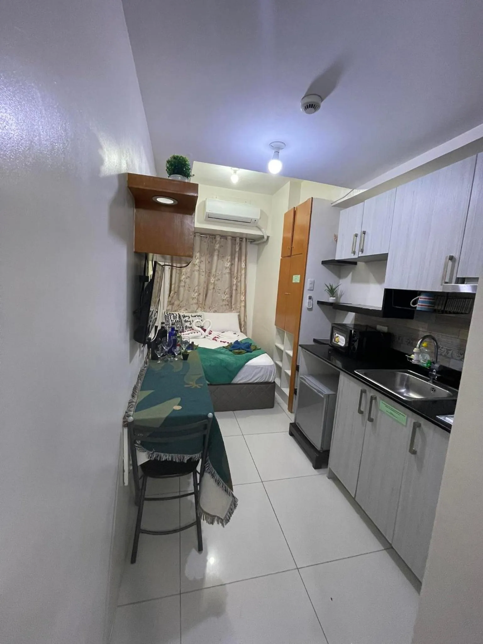 Dining area in Green Residences Stays by PBYY