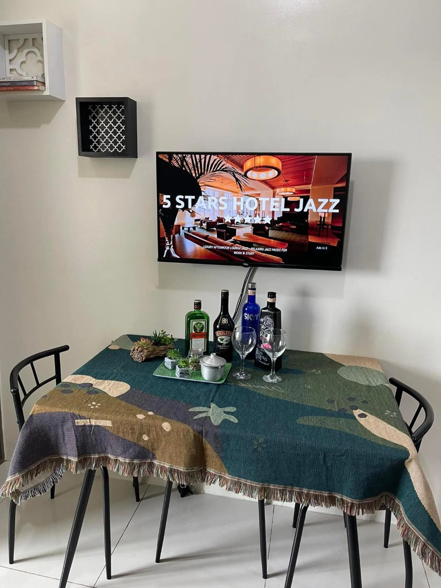 TV and multimedia in Green Residences Stays by PBYY