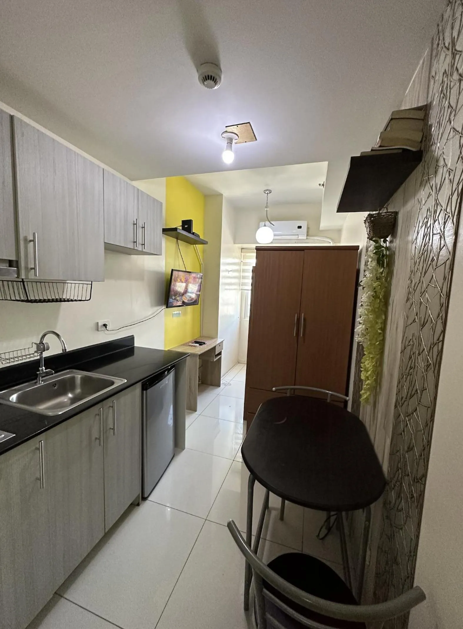 Kitchen or kitchenette in Green Residences Stays by PBYY