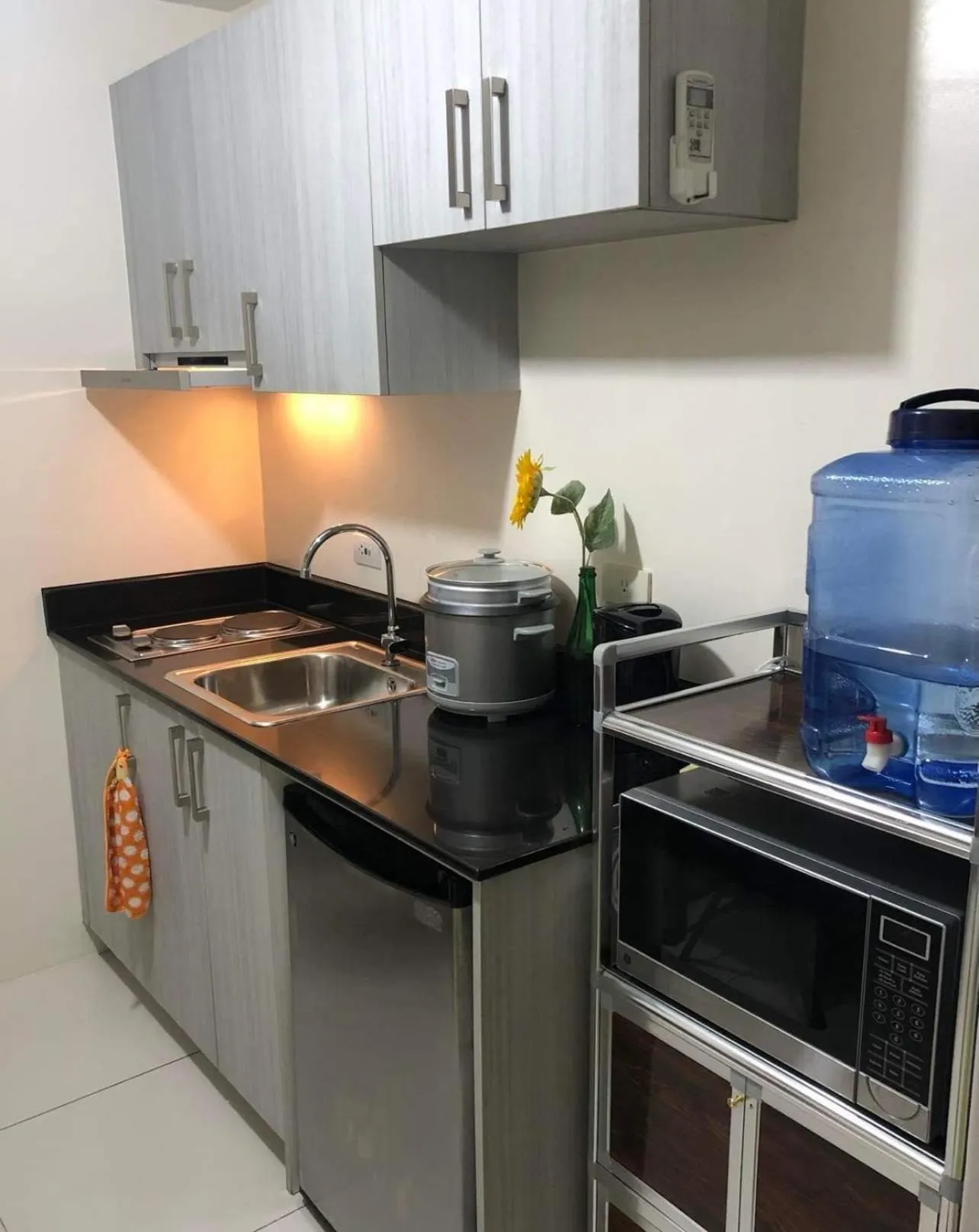 Kitchen or kitchenette in Green Residences Stays by PBYY