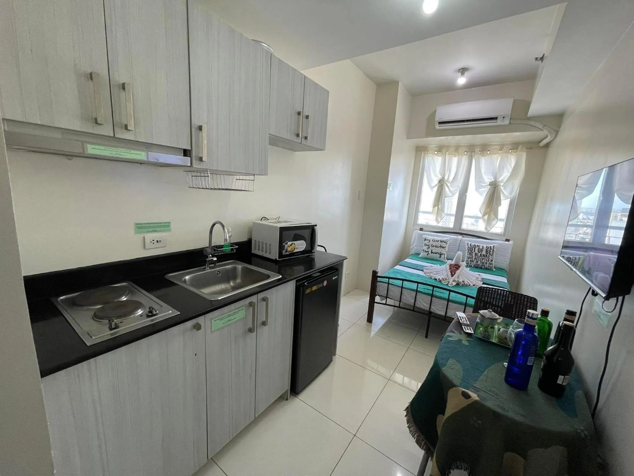 Dining area in Green Residences Stays by PBYY