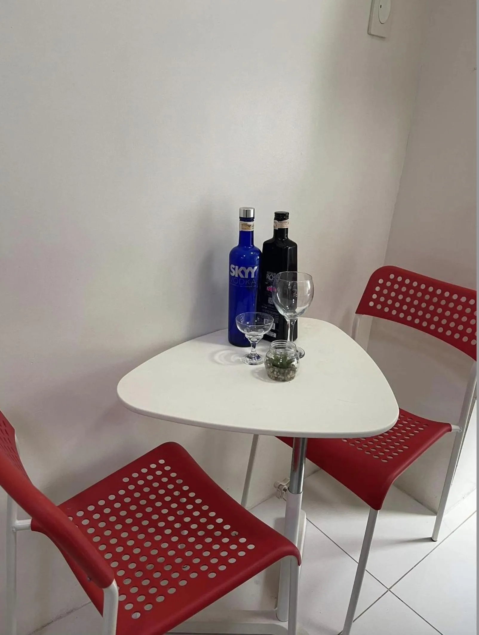 Dining area in Green Residences Stays by PBYY