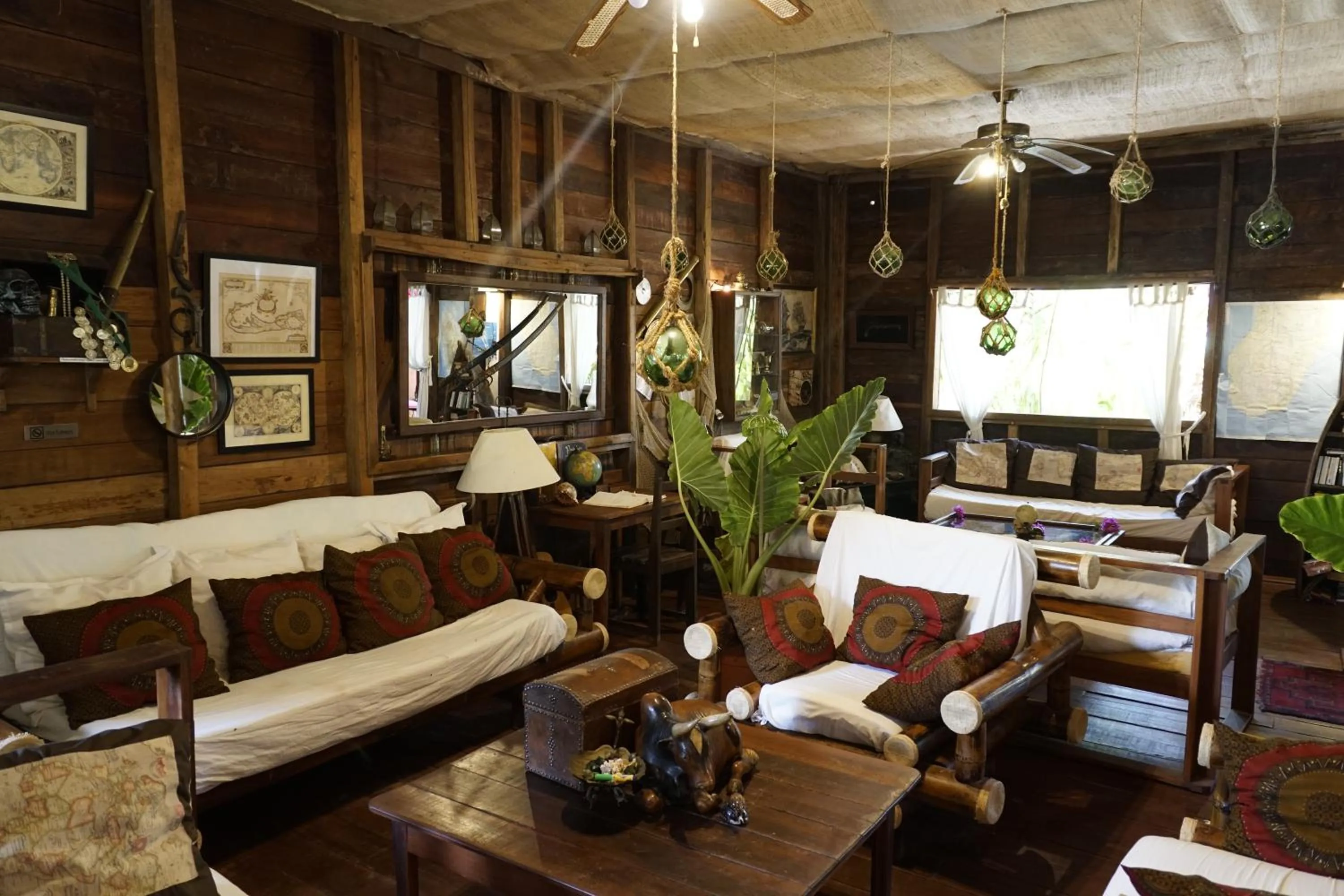 Lounge or bar in Hotel ECOLODGE LE RAVORAHA
