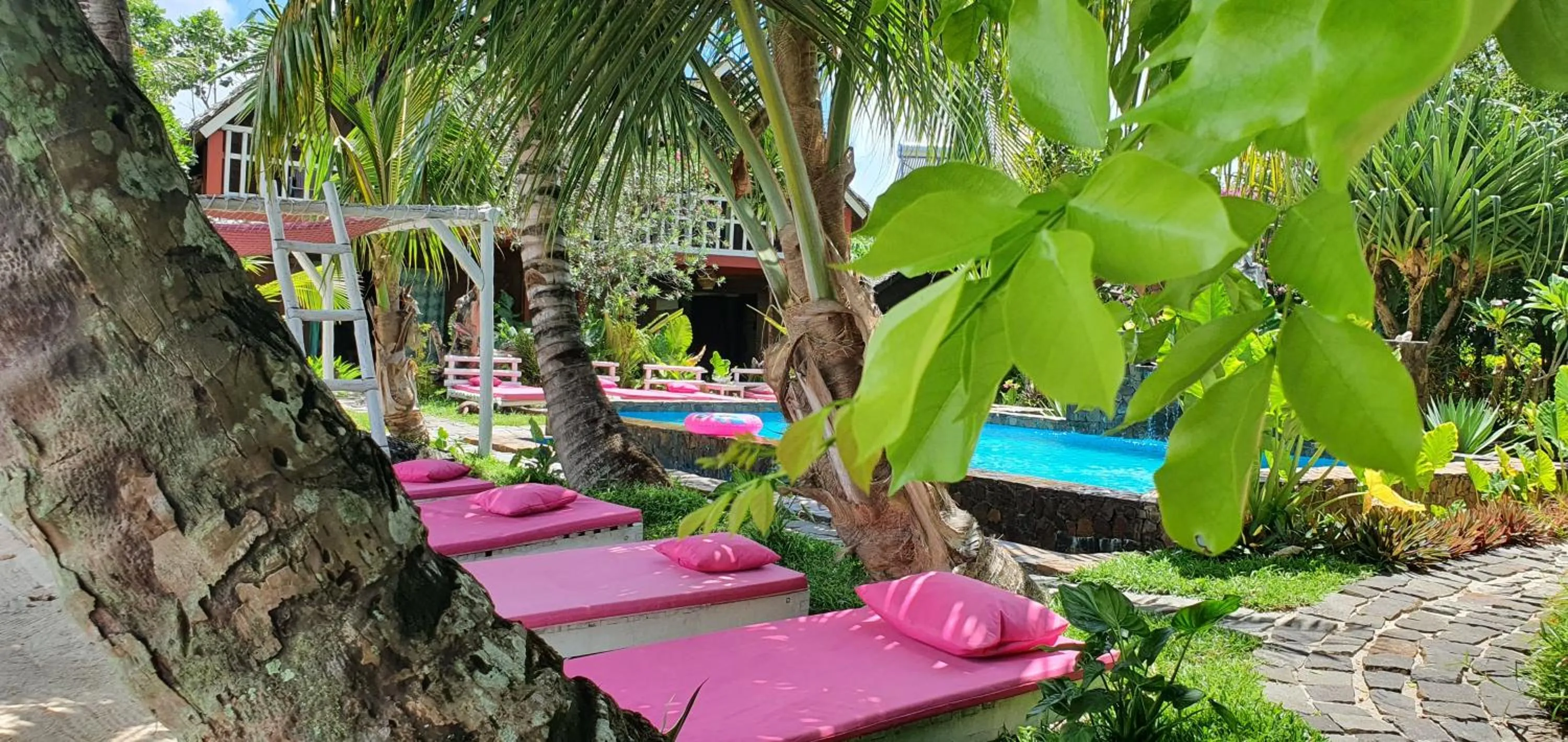 Swimming pool in Hotel ECOLODGE LE RAVORAHA