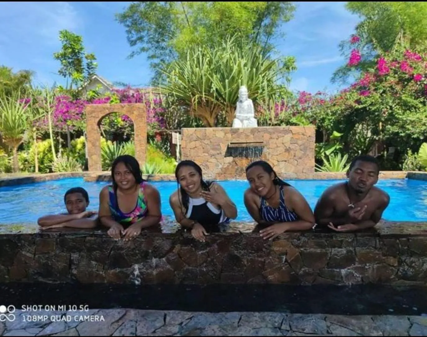 People in Hotel ECOLODGE LE RAVORAHA