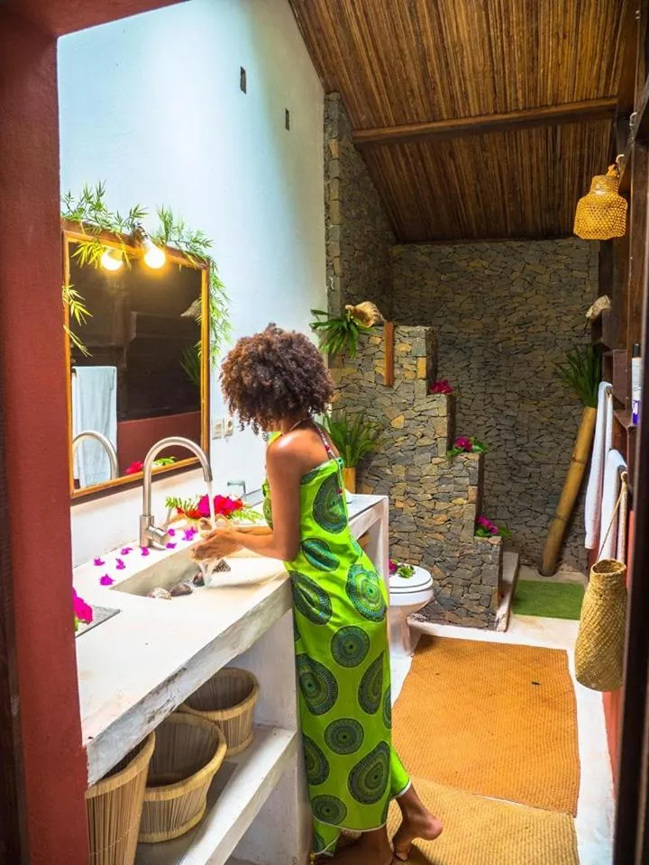 Toilet in Hotel ECOLODGE LE RAVORAHA