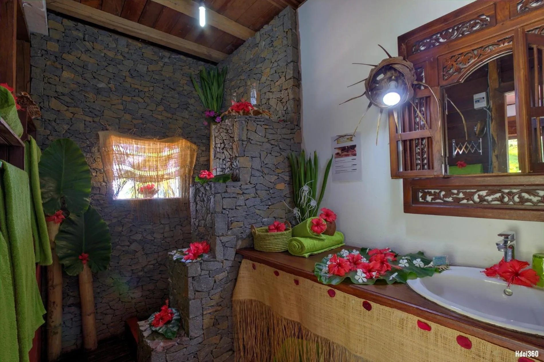 Shower in Hotel ECOLODGE LE RAVORAHA