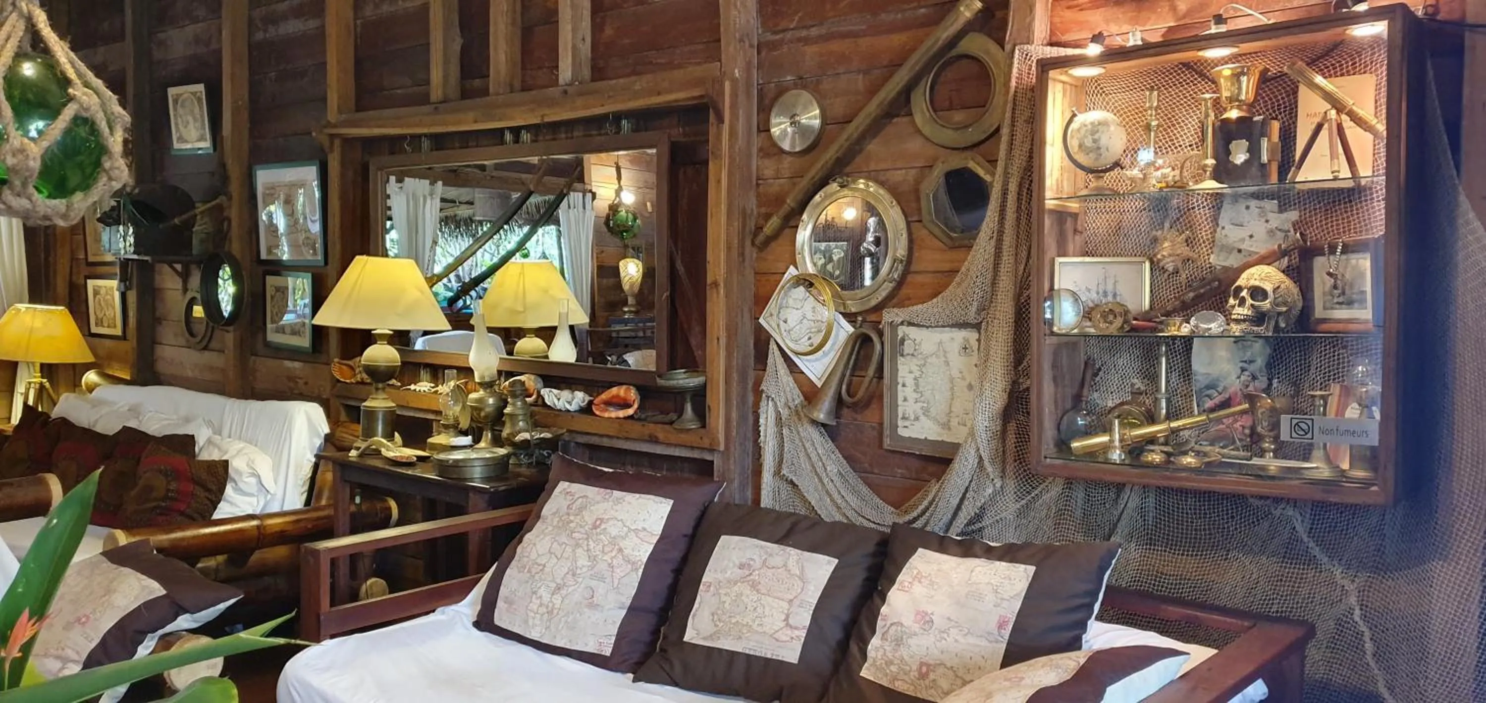 Lounge or bar in Hotel ECOLODGE LE RAVORAHA