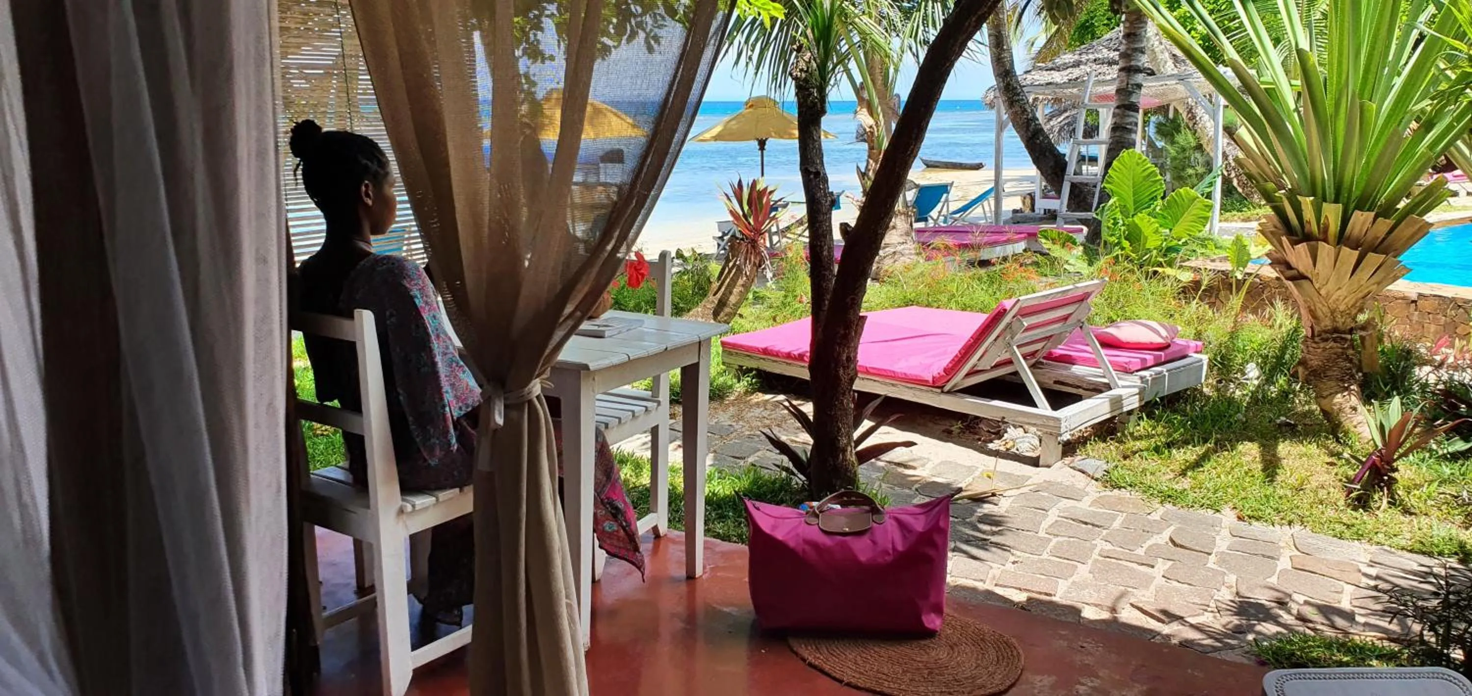 Patio in Hotel ECOLODGE LE RAVORAHA