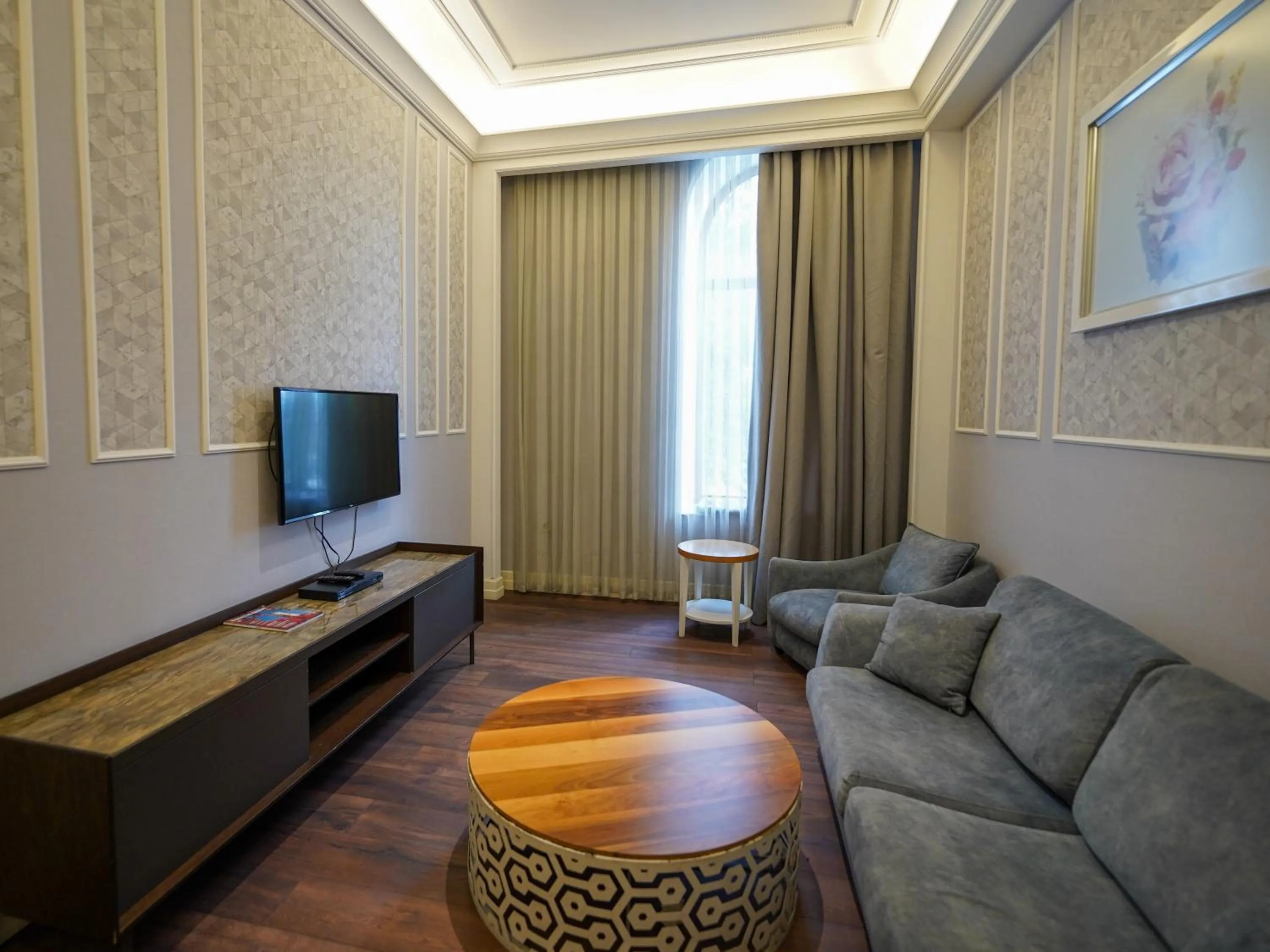 Communal lounge/ TV room in Promenade Hotel Baku