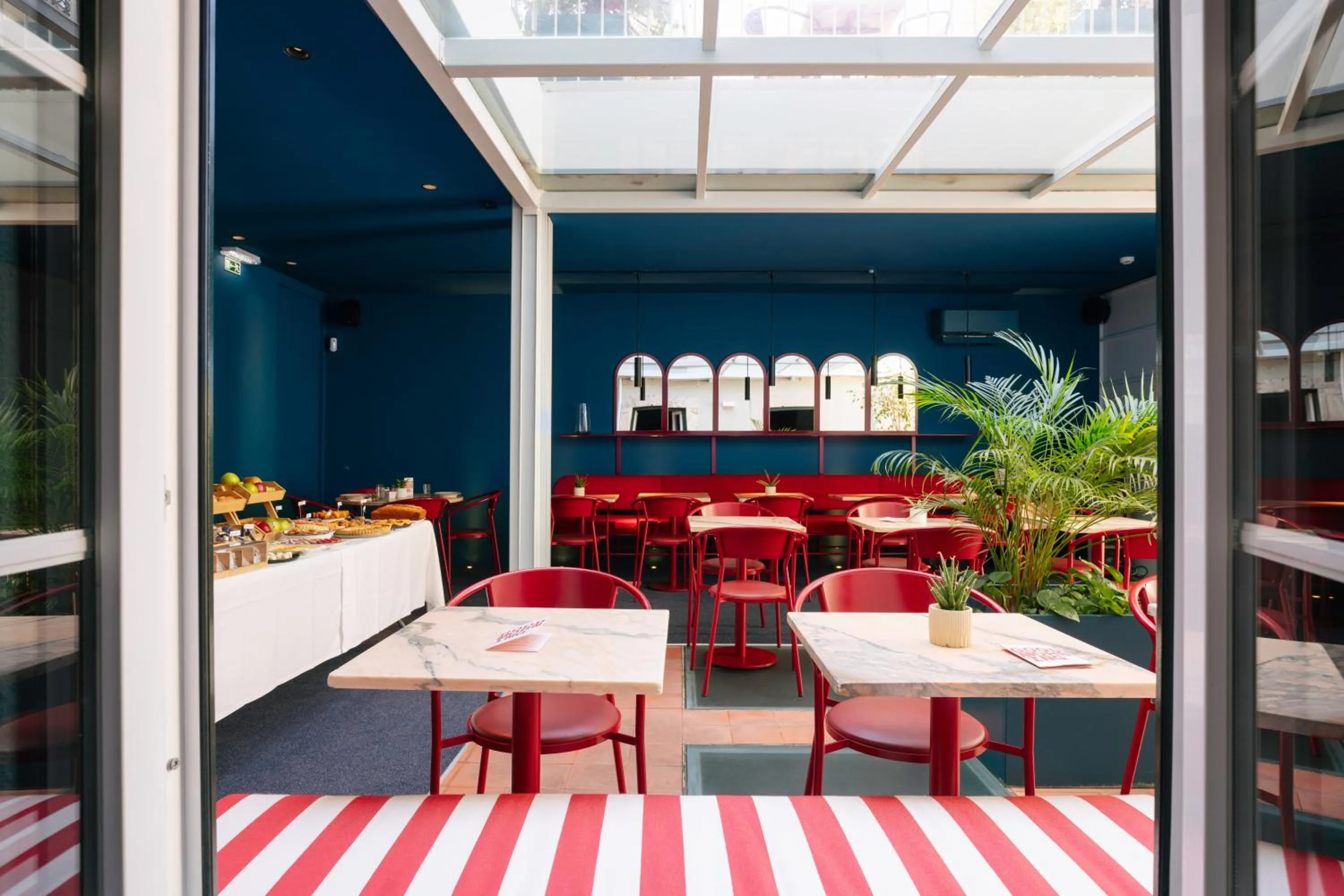 Restaurant/places to eat in Esqina Cosmopolitan Lodge